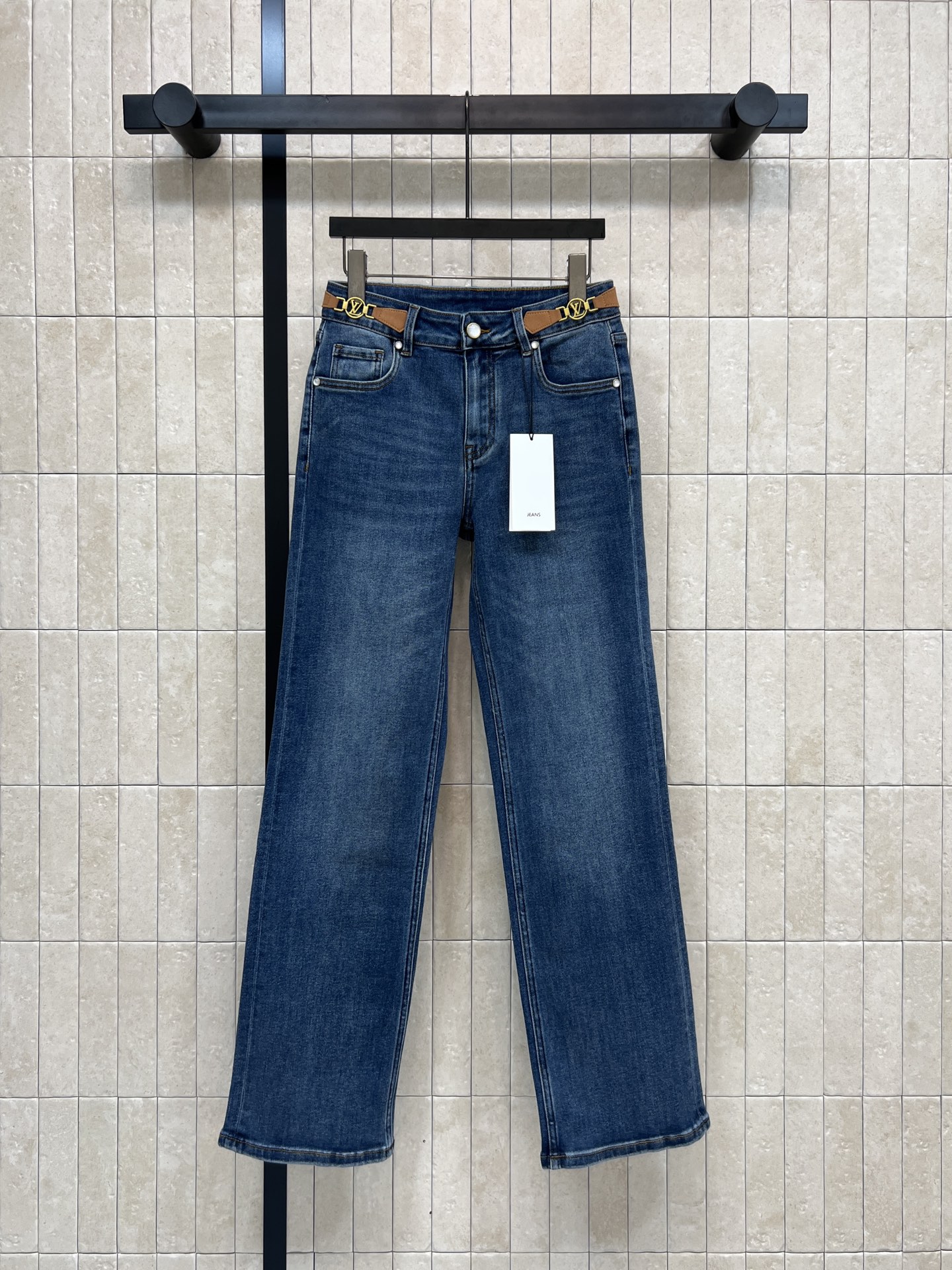 NO:732430,L's 26 early spring new style hardware-decorated high-waisted straight-leg velvet jeans, dark blue washed denim fabric, full of retro feel!  Classic hardware logo decoration on the waistband. Straight cut to modify the shape of the legs. Super friendly to pear-shaped figures. It makes you look slimmer and taller. It can be easily used for daily commuting and leisure. Versatile attributes. It can be paired with sweaters, sweatshirts and shirts. It is easy to get a simple and fashionable style!  One color and five codes 26-27-28-29-30,,louis vuitton,hoodie,sweatshirts,jeans,sweaters,shirts,19860909L家 26早春新款 五金装饰高腰直筒加绒牛仔裤 深蓝水洗牛仔面料 复古感满满！裤腰经典五金logo徽标装饰 直筒剪裁修饰腿型 对梨形身材超友好 显瘦显高 日常通勤、休闲都能轻松驾驭 百搭属性 随便配毛衣、卫衣、衬衫都OK 轻松get简约时髦风！一色五码26-27-28-29-30,,louis vuitton,hoodie,sweatshirts,jeans,sweaters,shirts,,Women's clothing