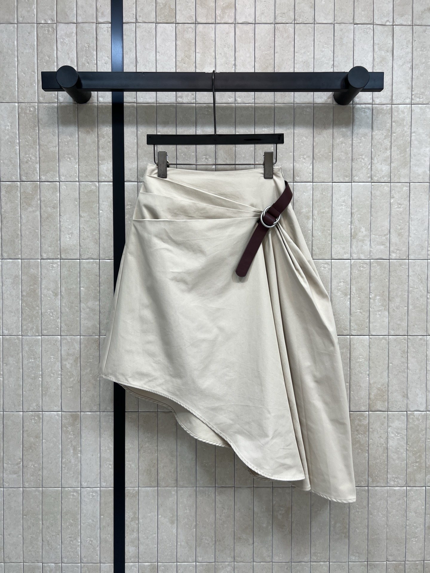 NO:732435,LW's new 26 early spring khaki asymmetrical skirt, light khaki cotton fabric + dark brown leather belt at the waist, modified waistline for a super slimming look!  Irregular skirt + abdominal pleats. Covers the flesh and is fashionable. Can be easily worn on daily commutes. It goes well with shirts or windbreakers. Elegant and individual ~ one color and four sizes. Size/S-M-L- XL,,skirts,shirts,19860909LW家 26早春新款 卡其色不对称半裙 浅卡其色棉质面料+腰部深棕皮革腰带 修饰腰线超显瘦！不规则裙摆+腹部褶皱 遮肉又时髦 通勤日常都能轻松驾驭 搭配衬衫或风衣都很出彩 优雅又有个性～一色四码 Size/S-M-L- XL,,skirts,shirts,,Women's clothing
