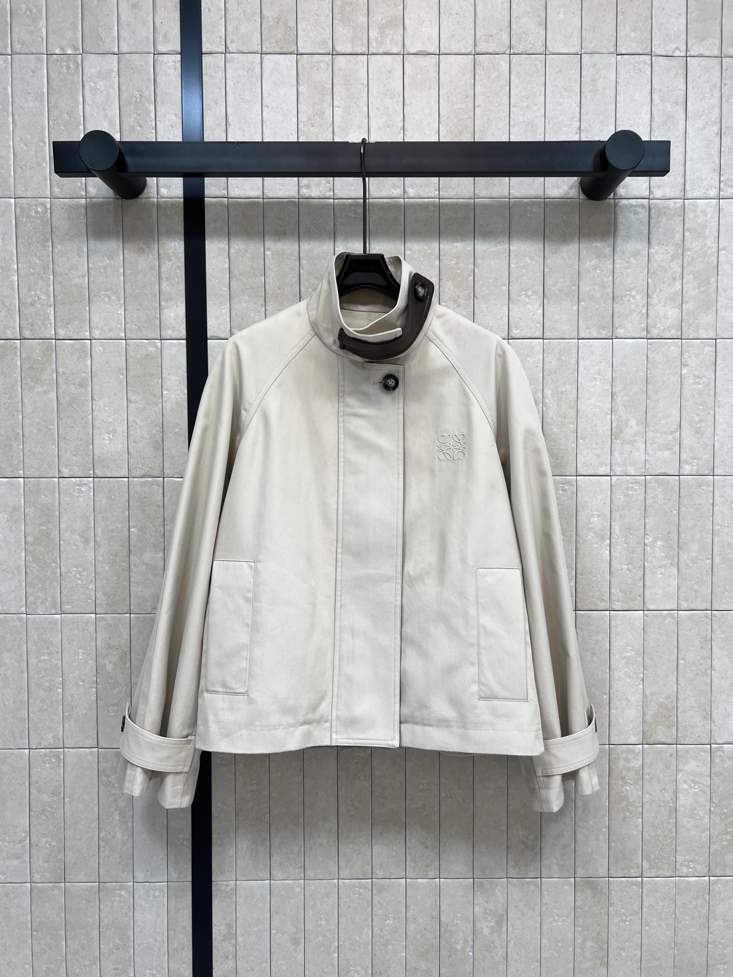 NO:732396,LW Home 26 new early spring khaki stand-up collar short windbreaker jacket, light khaki cotton fabric + dark brown leather stand-up collar, perfect texture!  The A-line loose fit is playful and elegant. The logo embroidery on the chest is very recognizable. The cuffs are adjustable and practical. It is the first choice for early spring. It goes well with jeans or skirts. It is easy to create a simple and high-end look!  Four sizes in one color Size/S-M-L- XL,,skirts,jeans,jackets & coats,19860909LW家 26早春新款 卡其色立领短款风衣夹克 浅卡其色棉质面料+深棕皮革立领 质感满分！A字宽松版型 俏皮又优雅 胸前徽标刺绣超有辨识度 袖口可调节 实用性强 早春穿搭首选 搭配牛仔裤或裙装都很出彩 轻松打造简约高级感look！一色四码 Size/S-M-L- XL,,skirts,jeans,jackets & coats,,Women's clothing