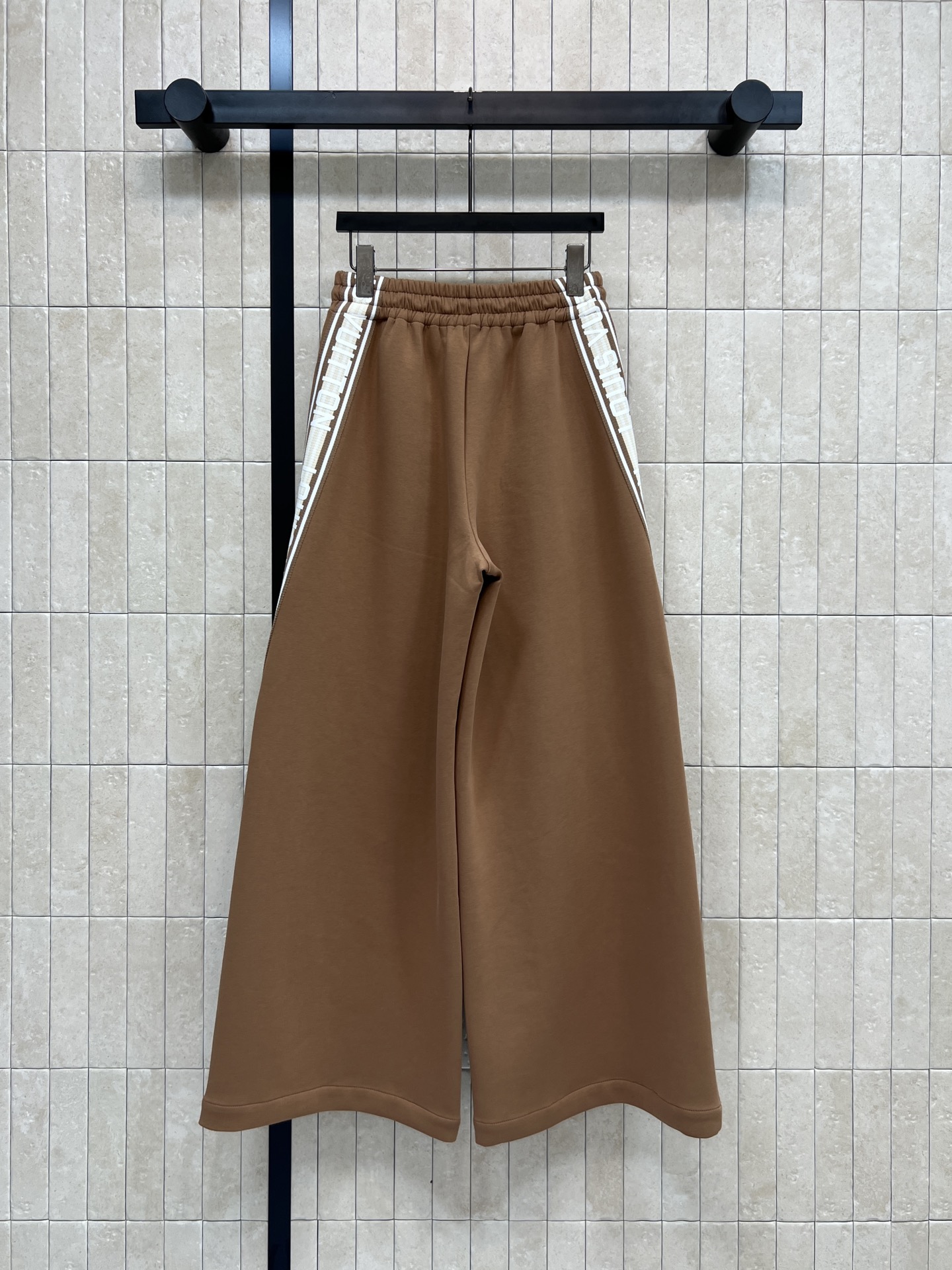 L家 26早春新款 侧边条纹棕色休闲裤 抽绳收腰宽松直筒设计 复合型面料柔软舒适 日常穿搭超友好！两侧白