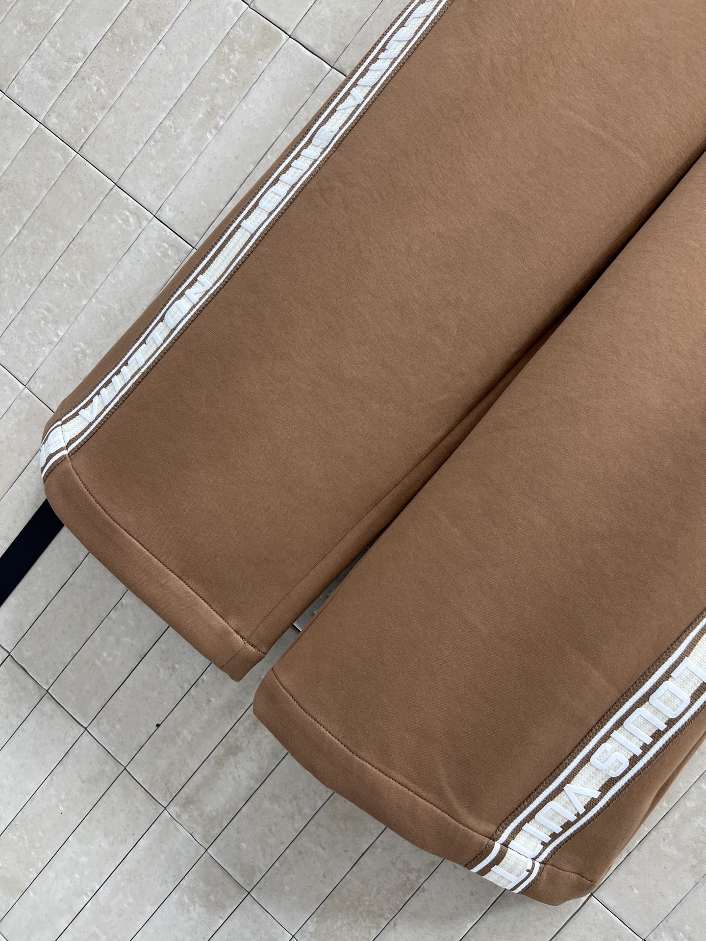 L家 26早春新款 侧边条纹棕色休闲裤 抽绳收腰宽松直筒设计 复合型面料柔软舒适 日常穿搭超友好！两侧白