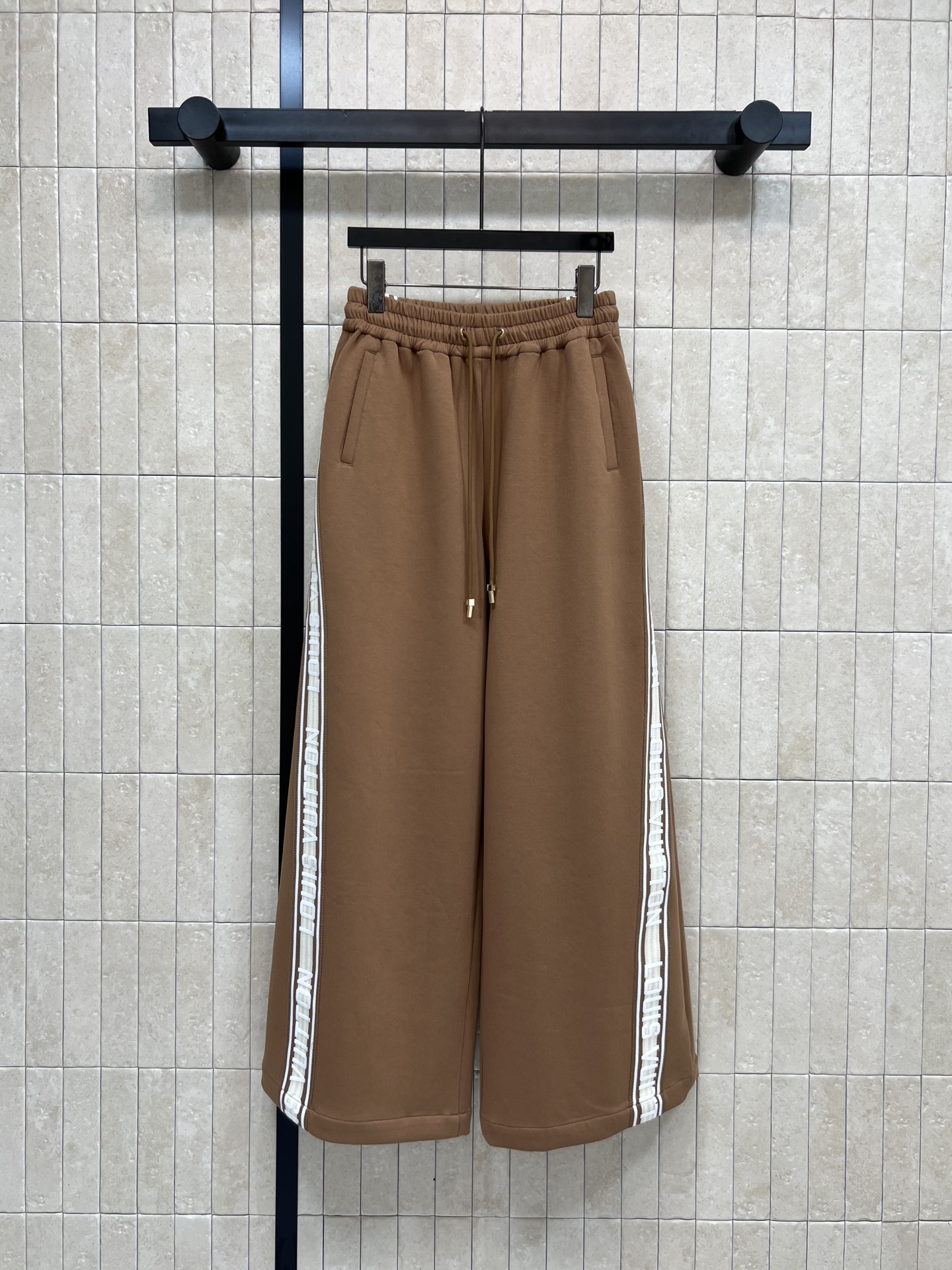 NO:732406,L's 26 early spring new style brown casual pants with side stripes, drawstring waist, loose straight design, composite fabric, soft and comfortable, super friendly for daily wear!  The white logo stripes on both sides are both sporty and fashionable. You can easily create an American boyfriend style or casual style. The elastic waist + drawstring design is suitable for a variety of body types. It is warm and versatile in autumn and winter. It goes well with the same sweatshirt and sneakers. It can be easily controlled for commuting, going out, and leisure. Four sizes S-M-L-XL, Louis Vuitton, sneakers, hoodie, sweatshirts,19860909L家 26早春新款 侧边条纹棕色休闲裤 抽绳收腰宽松直筒设计 复合型面料柔软舒适 日常穿搭超友好！两侧白色logo条纹运动感和时尚感兼具 轻松打造美式男友风或休闲风 松紧腰+抽绳设计 适合多种身材 秋冬季节穿着保暖又百搭 搭配同款卫衣、运动鞋都很出彩 通勤、出街、休闲都能轻松驾驭 四码S-M-L-XL,,louis vuitton,sneakers,hoodie,sweatshirts,,Women's clothing