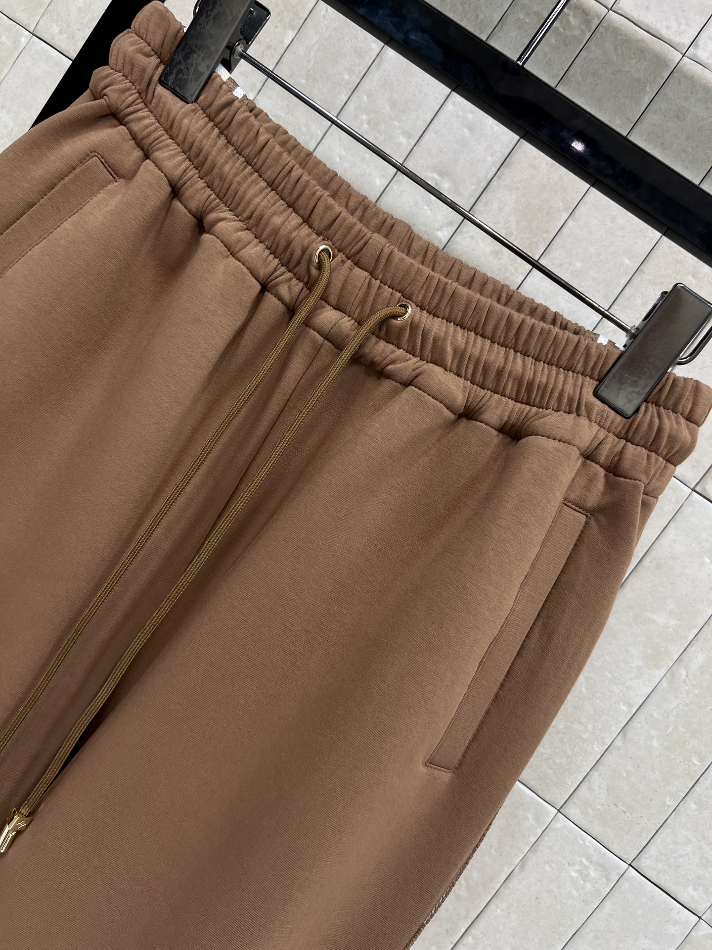 L家 26早春新款 侧边条纹棕色休闲裤 抽绳收腰宽松直筒设计 复合型面料柔软舒适 日常穿搭超友好！两侧白