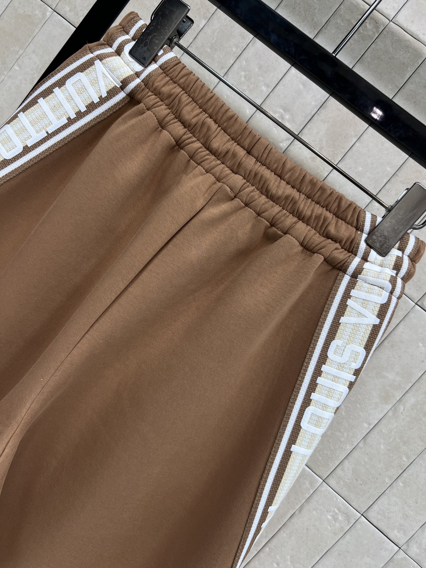 L家 26早春新款 侧边条纹棕色休闲裤 抽绳收腰宽松直筒设计 复合型面料柔软舒适 日常穿搭超友好！两侧白