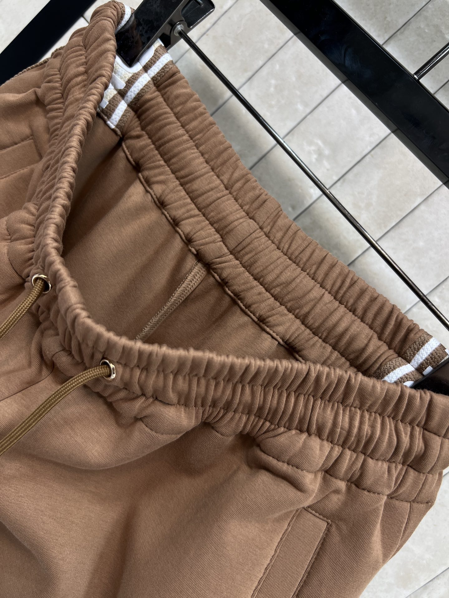 L家 26早春新款 侧边条纹棕色休闲裤 抽绳收腰宽松直筒设计 复合型面料柔软舒适 日常穿搭超友好！两侧白