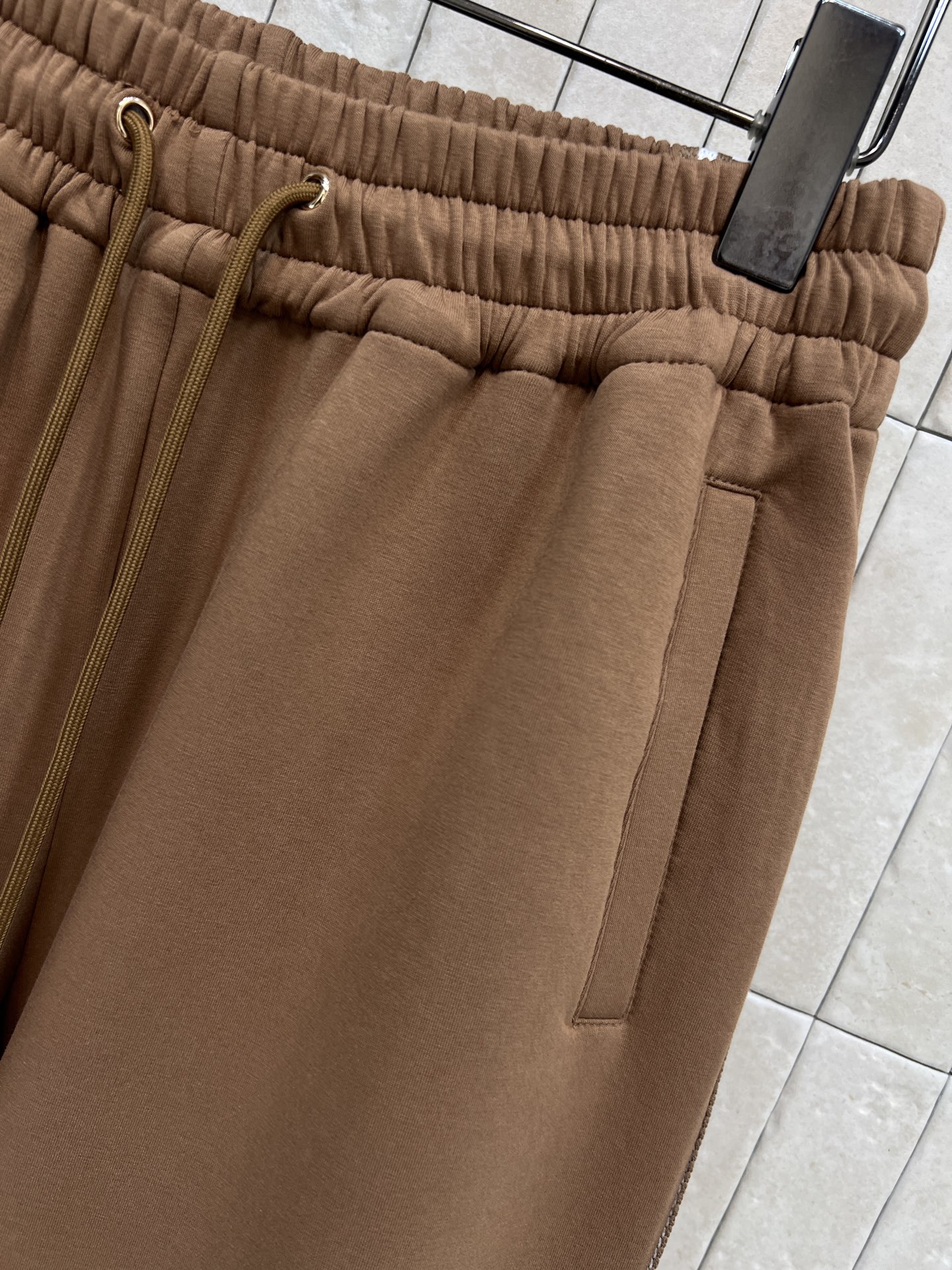 L家 26早春新款 侧边条纹棕色休闲裤 抽绳收腰宽松直筒设计 复合型面料柔软舒适 日常穿搭超友好！两侧白