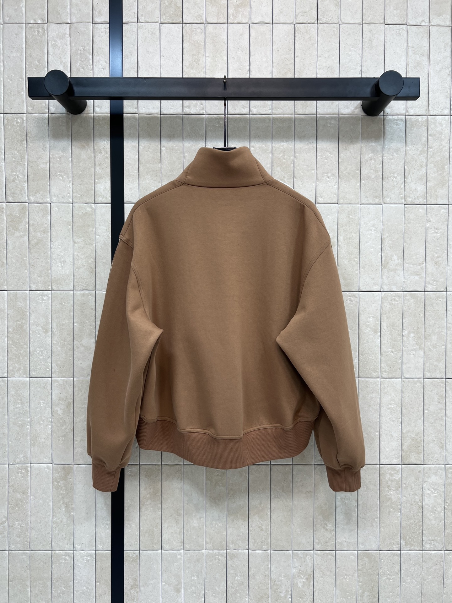 L家 26早春新款 立领棕色卫衣 柔软棉质面料 舒适又保暖 袖子有品牌标志字母 辨识度超高！高领两侧拉链