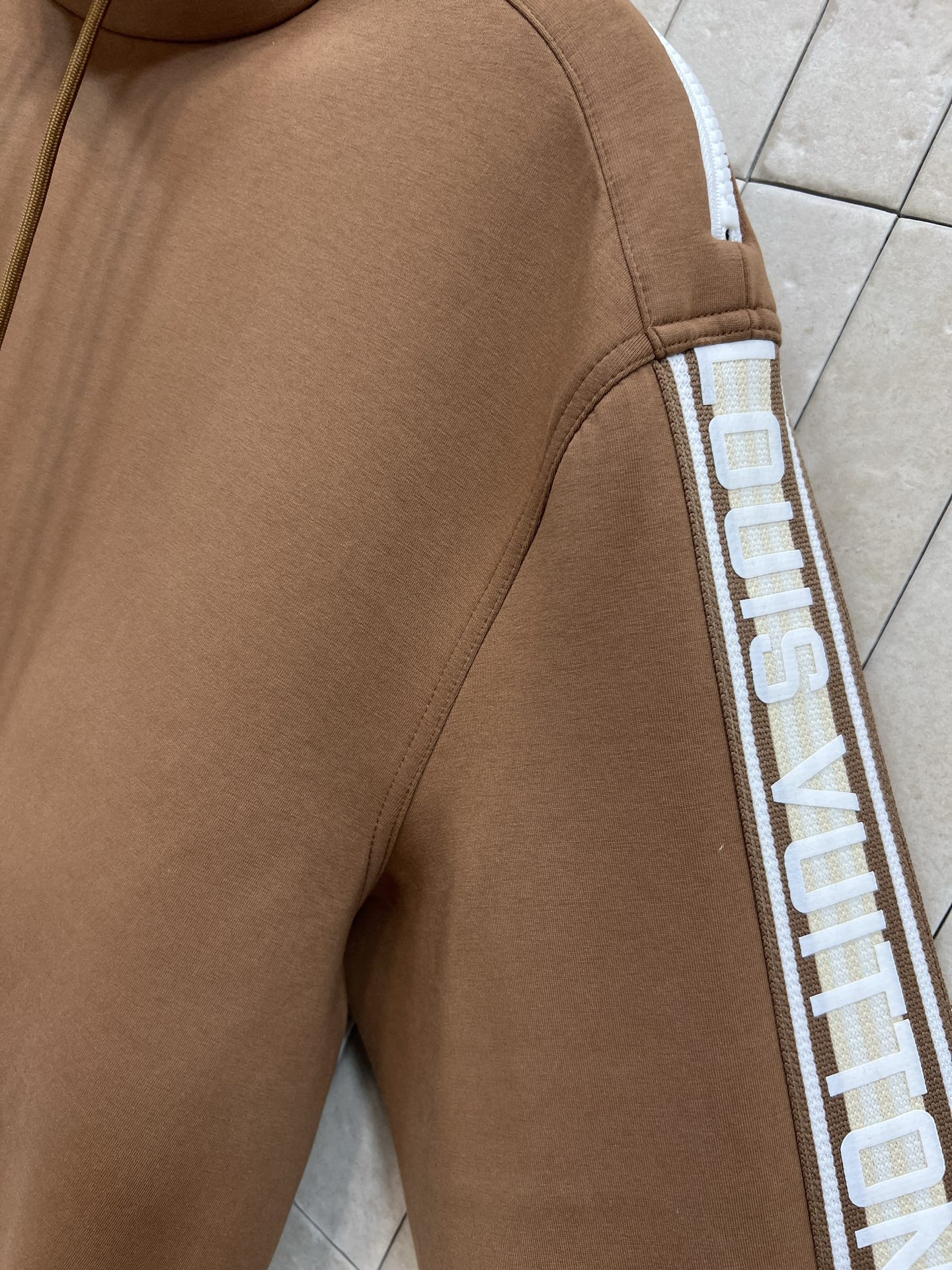 L家 26早春新款 立领棕色卫衣 柔软棉质面料 舒适又保暖 袖子有品牌标志字母 辨识度超高！高领两侧拉链