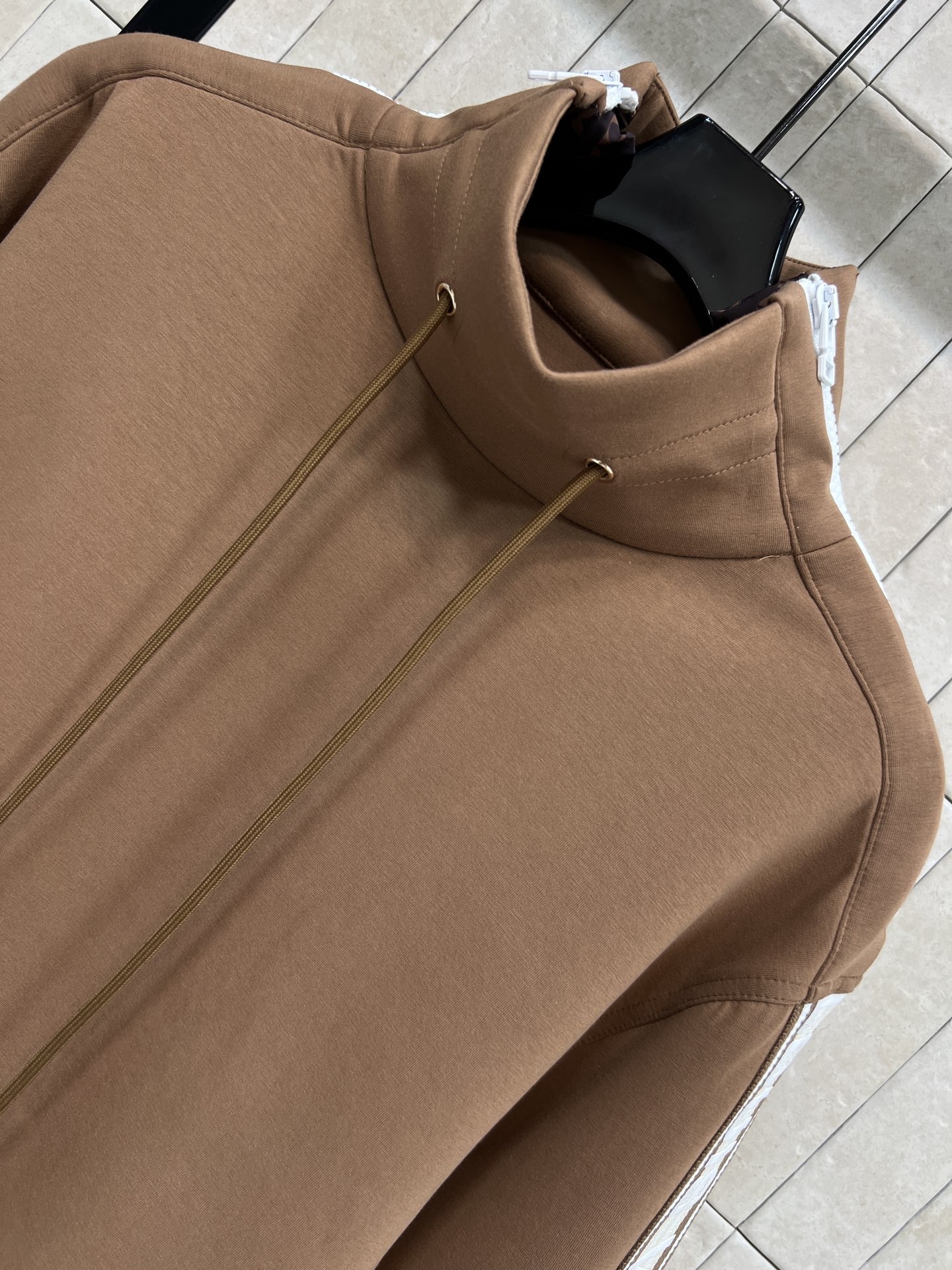 L家 26早春新款 立领棕色卫衣 柔软棉质面料 舒适又保暖 袖子有品牌标志字母 辨识度超高！高领两侧拉链