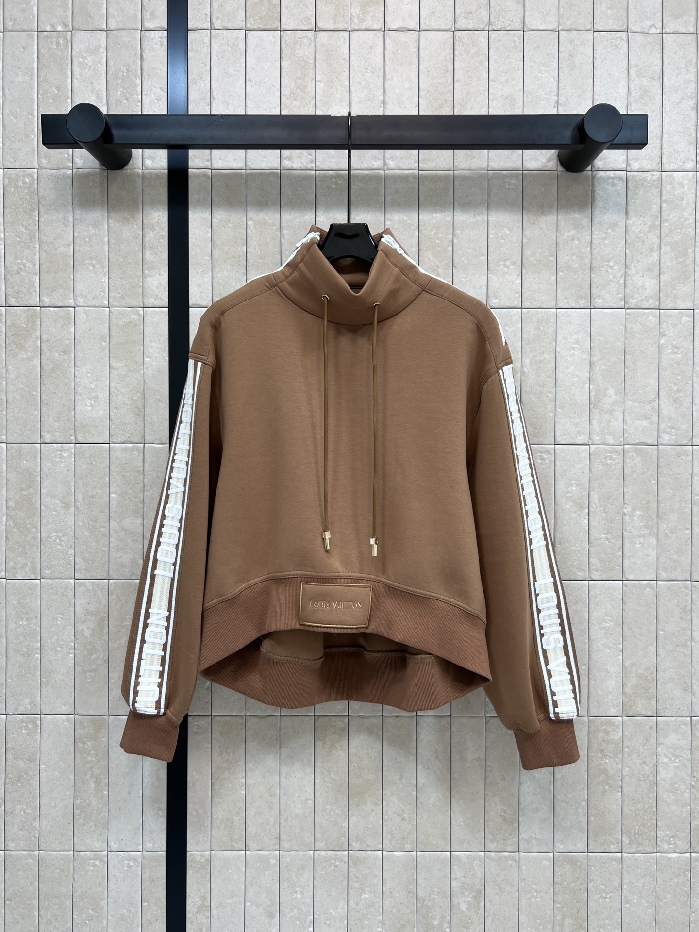 NO:732411,L's 26 early spring new model, brown sweatshirt with stand collar, soft cotton fabric, comfortable and warm, brand logo letters on the sleeves, highly recognizable!  The zippers on both sides of the high collar are stitched with presbyopia + drawstring design. It is casual and practical. The leather label on the chest has perfect texture. The hem is curved. It looks great when paired with the rest pants of the same series. It is OK for daily wear or light sports. It is both fashionable and functional!  Four sizes S-M-L-XL,,louis vuitton,hoodie,sweatshirts,19860909L家 26早春新款 立领棕色卫衣 柔软棉质面料 舒适又保暖 袖子有品牌标志字母 辨识度超高！高领两侧拉链拼接老花+抽绳设计 休闲又实用 胸前皮革标签质感满分 下摆弧形剪裁 搭配同系列休息裤超出彩 日常穿搭或轻运动都OK 时尚与功能兼备！四码 S-M-L-XL,,louis vuitton,hoodie,sweatshirts,,Women's clothing