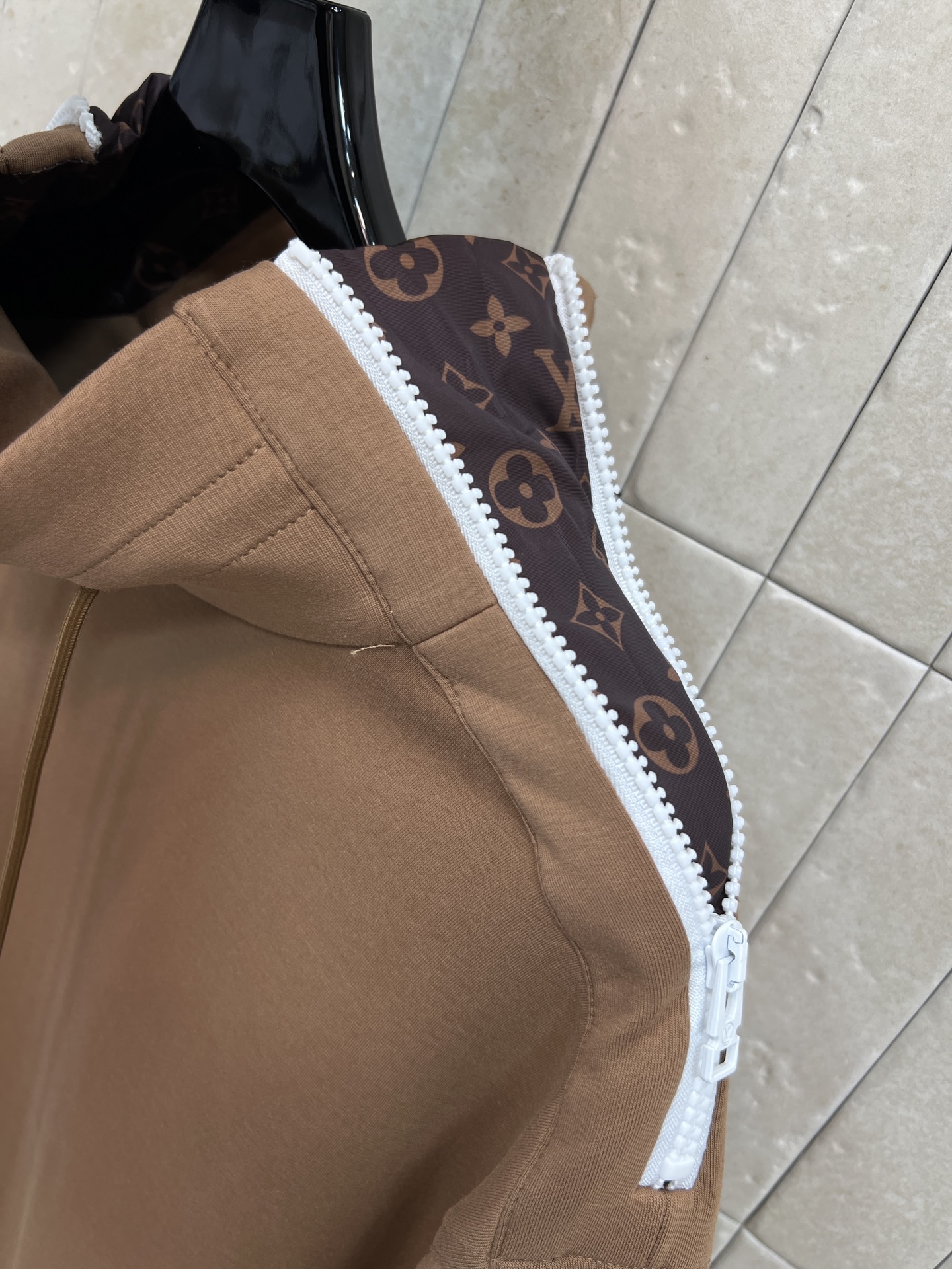 L家 26早春新款 立领棕色卫衣 柔软棉质面料 舒适又保暖 袖子有品牌标志字母 辨识度超高！高领两侧拉链