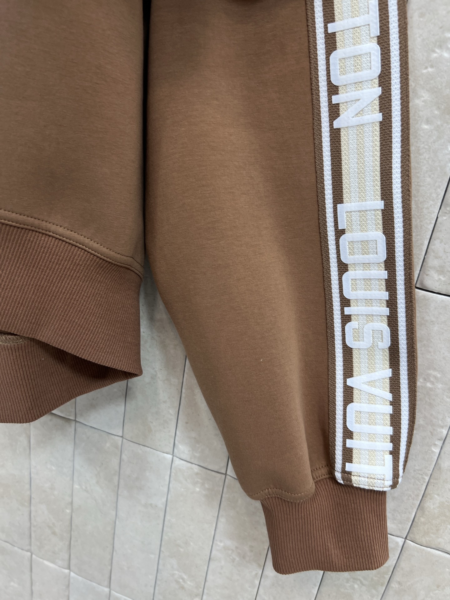 L家 26早春新款 立领棕色卫衣 柔软棉质面料 舒适又保暖 袖子有品牌标志字母 辨识度超高！高领两侧拉链