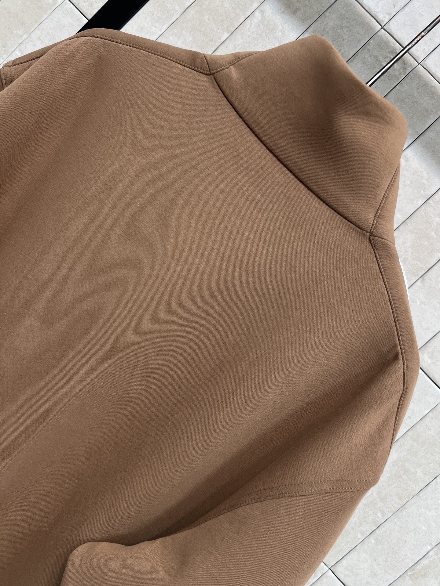 L家 26早春新款 立领棕色卫衣 柔软棉质面料 舒适又保暖 袖子有品牌标志字母 辨识度超高！高领两侧拉链