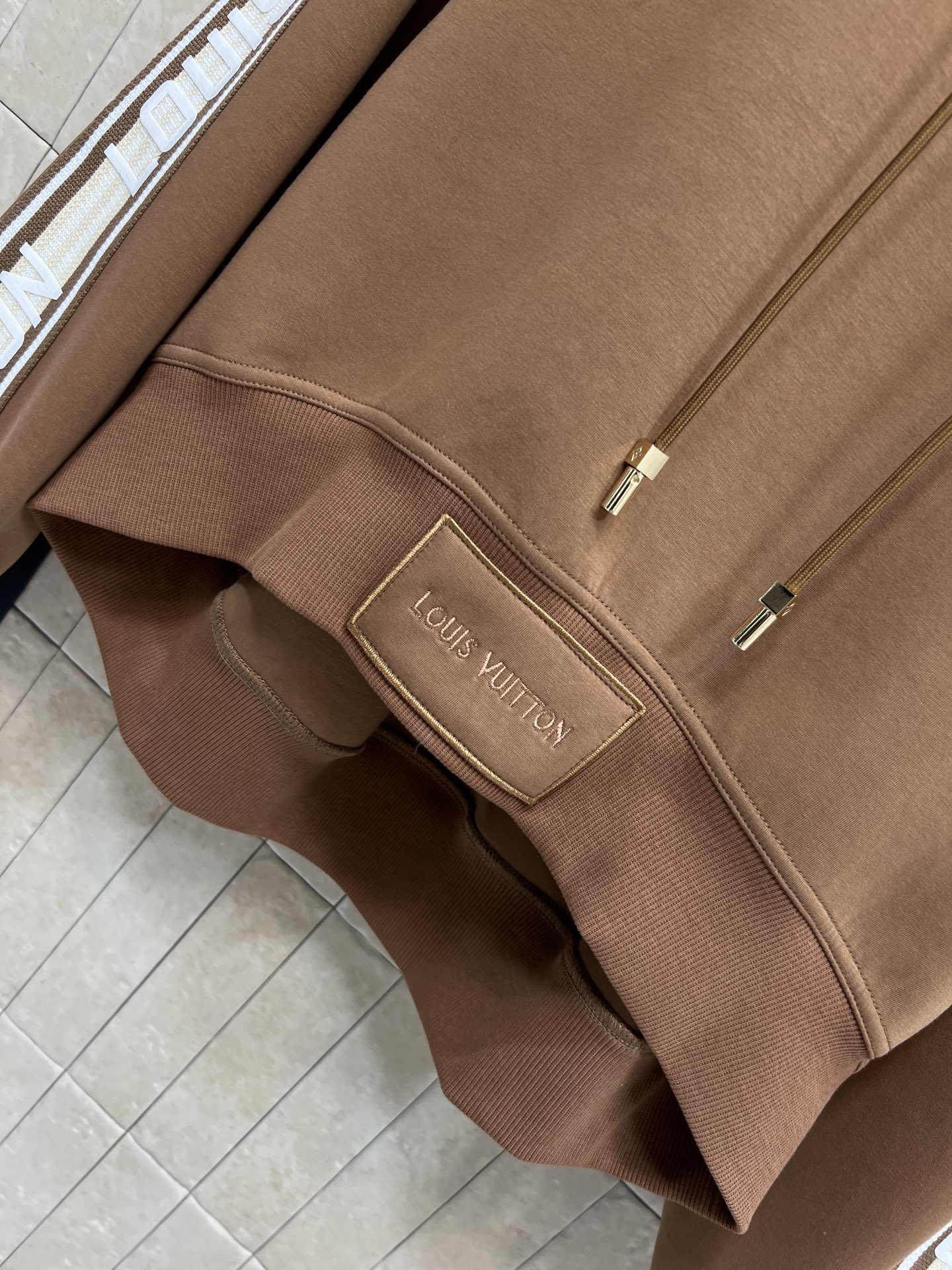 L家 26早春新款 立领棕色卫衣 柔软棉质面料 舒适又保暖 袖子有品牌标志字母 辨识度超高！高领两侧拉链