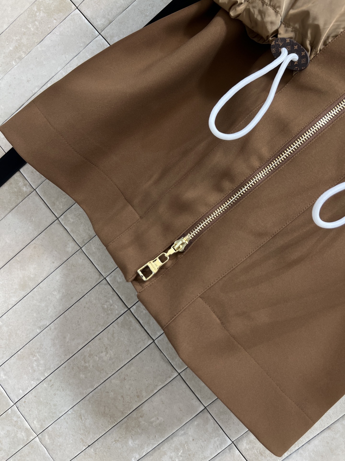 L家 26早春新款 棕色拼接设计风衣 采用轻质防风面料 春秋季节穿着超合适！上半部分简约 金属logo纽