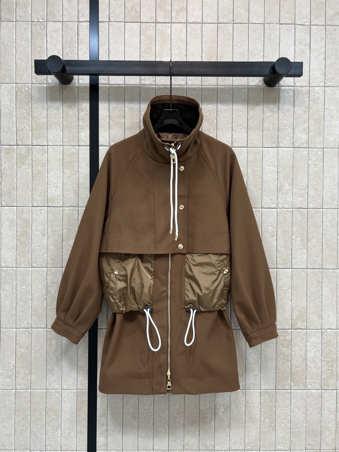 NO:732416,L’s new 26 early spring style brown splicing design windbreaker is made of lightweight windproof fabric, perfect for spring and autumn!  The upper part is simple, metal logo buttons + white drawstring, full of details. The lower part is spliced ​​with nylon fabric, zipper + drawstring pocket, practical and stylish, loose fit, accommodates a variety of body shapes, can be easily managed for commuting and leisure, paired with sports shoes or boots, casual and fashionable, three sizes in one color Size/S-M-L,, louis vuitton, boots, sneakers,19860909L家 26早春新款 棕色拼接设计风衣 采用轻质防风面料 春秋季节穿着超合适！上半部分简约 金属logo纽扣+白色抽绳 细节满分心 下半部分拼接尼龙面料 拉链+抽绳口袋 实用又有型 宽松版型 包容多种身材 通勤休闲都能轻松驾驭 搭配运动鞋或短靴 随性又时髦 一色三码 Size/S-M-L,,louis vuitton,boots,sneakers,,Women's clothing