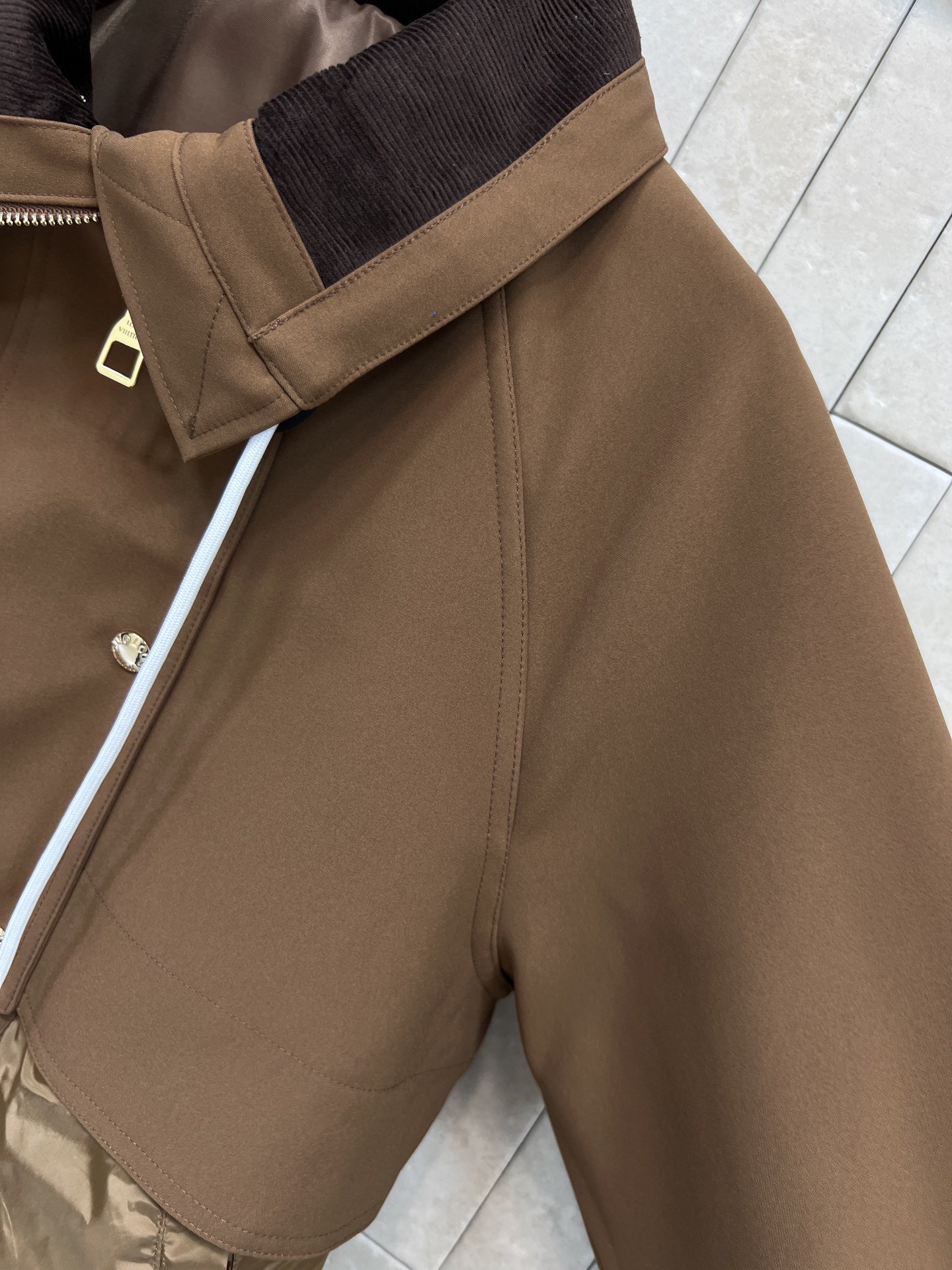 L家 26早春新款 棕色拼接设计风衣 采用轻质防风面料 春秋季节穿着超合适！上半部分简约 金属logo纽