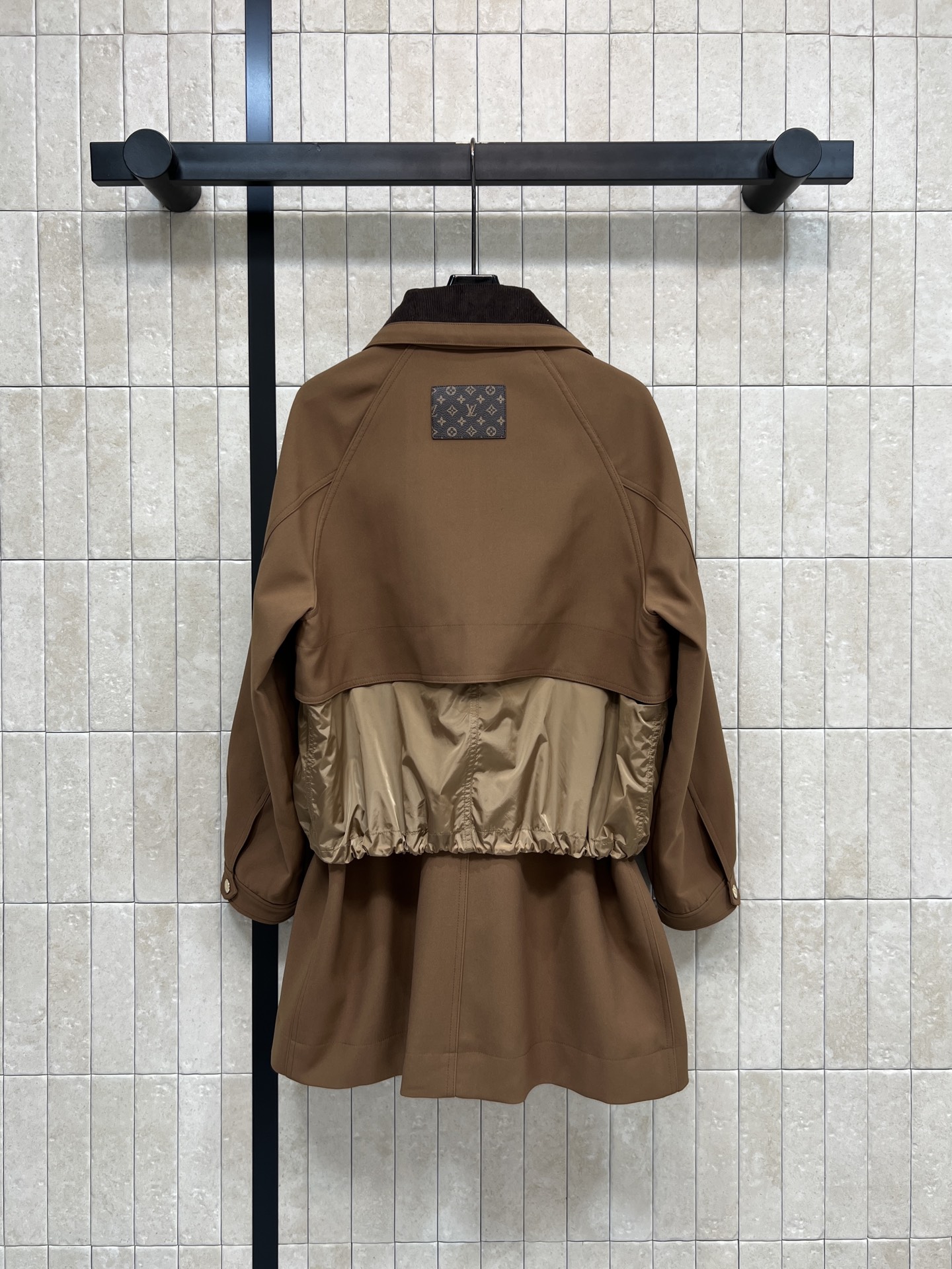 L家 26早春新款 棕色拼接设计风衣 采用轻质防风面料 春秋季节穿着超合适！上半部分简约 金属logo纽