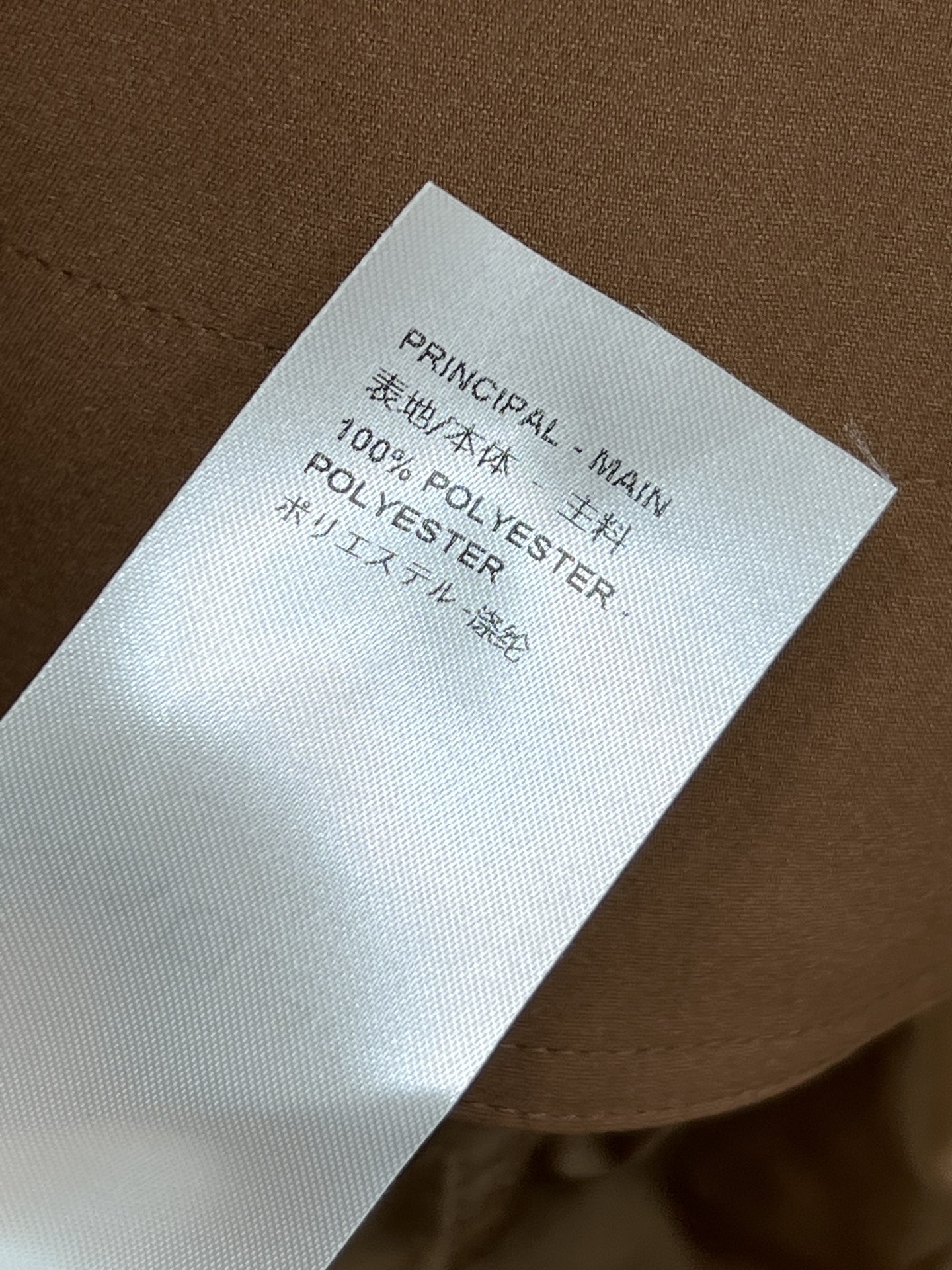 L家 26早春新款 棕色拼接设计风衣 采用轻质防风面料 春秋季节穿着超合适！上半部分简约 金属logo纽