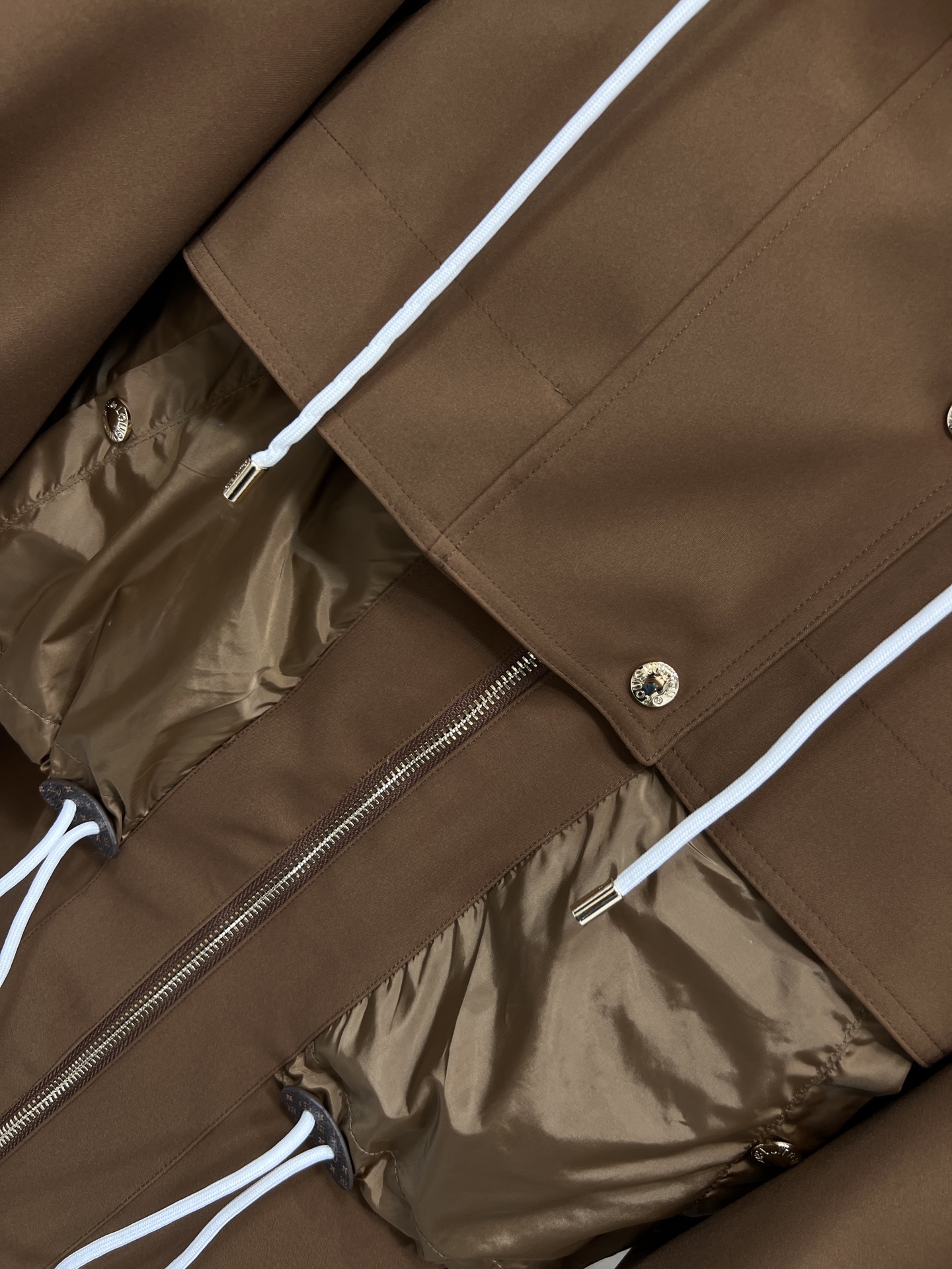 L家 26早春新款 棕色拼接设计风衣 采用轻质防风面料 春秋季节穿着超合适！上半部分简约 金属logo纽