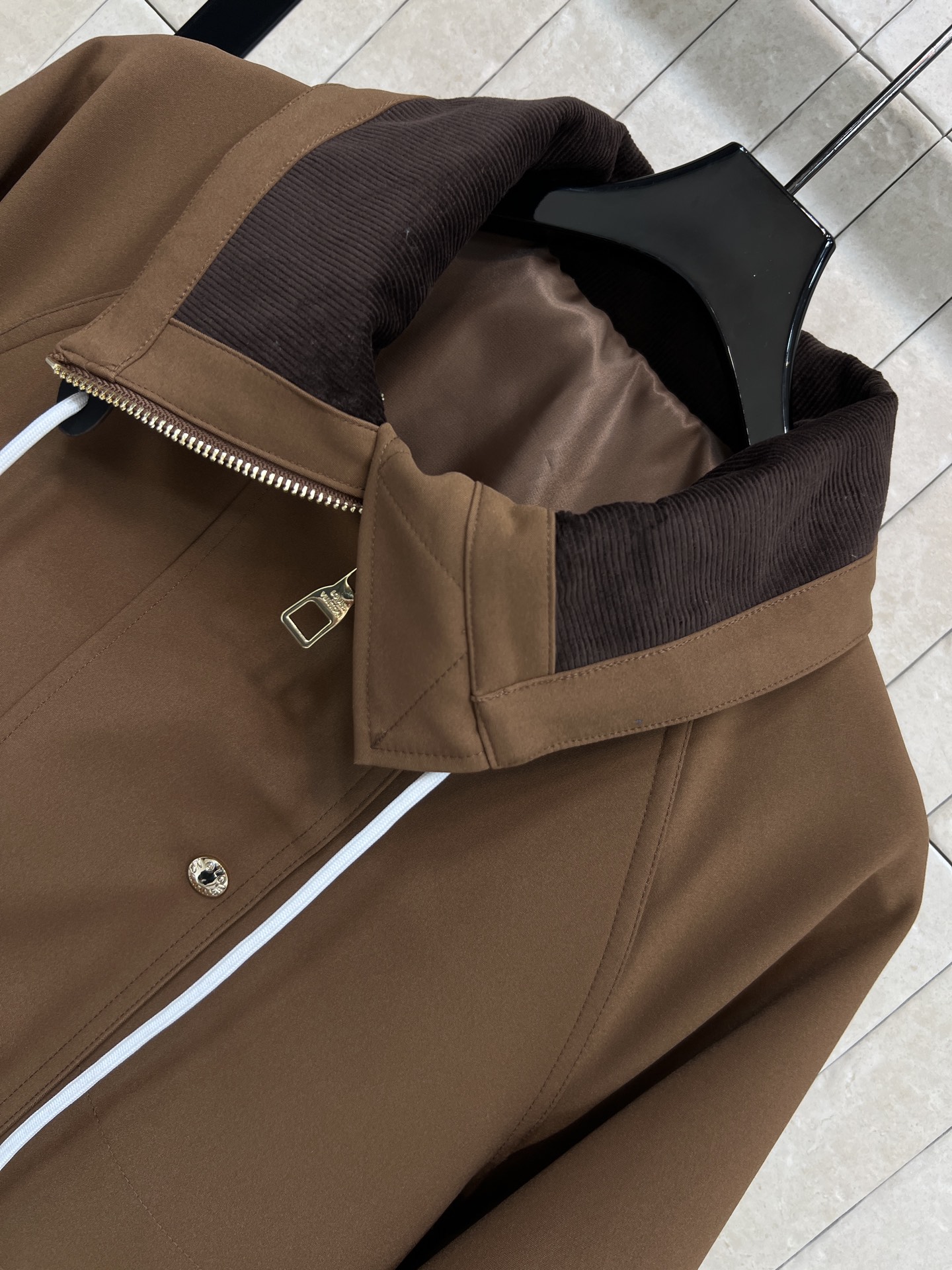 L家 26早春新款 棕色拼接设计风衣 采用轻质防风面料 春秋季节穿着超合适！上半部分简约 金属logo纽