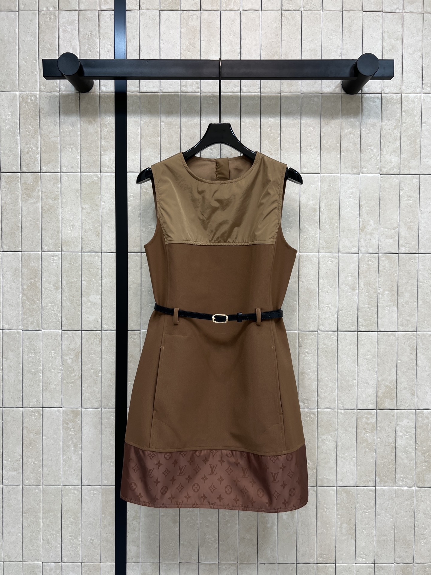 NO:732421,L's 26 new spring and summer style brown presbyopic patchwork dress, round neck sleeveless design, spliced ​​classic Monogram presbyopia, cool and handsome, exquisite and stylish, black metal buckle at the waist, thin belt to modify the body shape, super elegant, moderate length of skirt, the upper body can be sweet or cool, super covering the flesh and slimming, a temperament item that can be easily controlled in any occasion, four sizes S-M-L-XL,, louis vuitton, skirts,19860909L家 26春夏新款 棕色老花拼接连衣裙 圆领无袖设计 拼接经典Monogram老花 酷帅感拉满 精致有型 腰部黑色金属扣细腰带收腰修饰身形超显气质 裙长适中 上身可甜可酷 超级遮肉显瘦 任何场合都轻松驾驭的气质单品 四码 S-M-L-XL,,louis vuitton,skirts,,Women's clothing