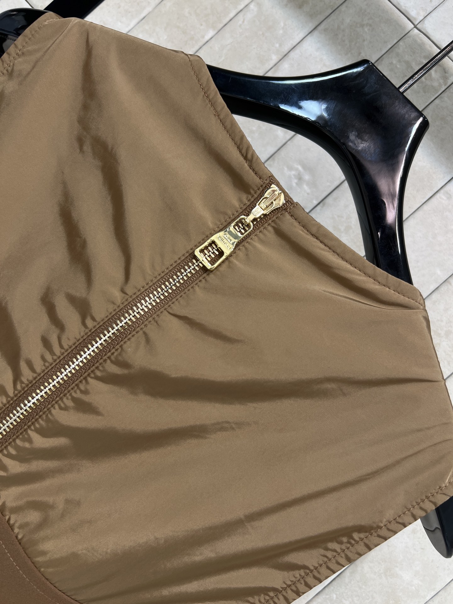 L家 26春夏新款 棕色老花拼接连衣裙 圆领无袖设计 拼接经典Monogram老花 酷帅感拉满 精致有型