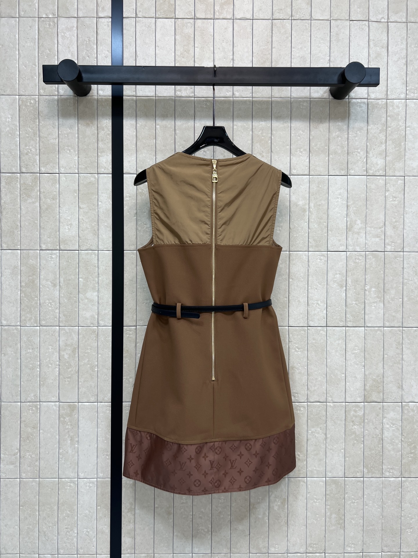 L家 26春夏新款 棕色老花拼接连衣裙 圆领无袖设计 拼接经典Monogram老花 酷帅感拉满 精致有型