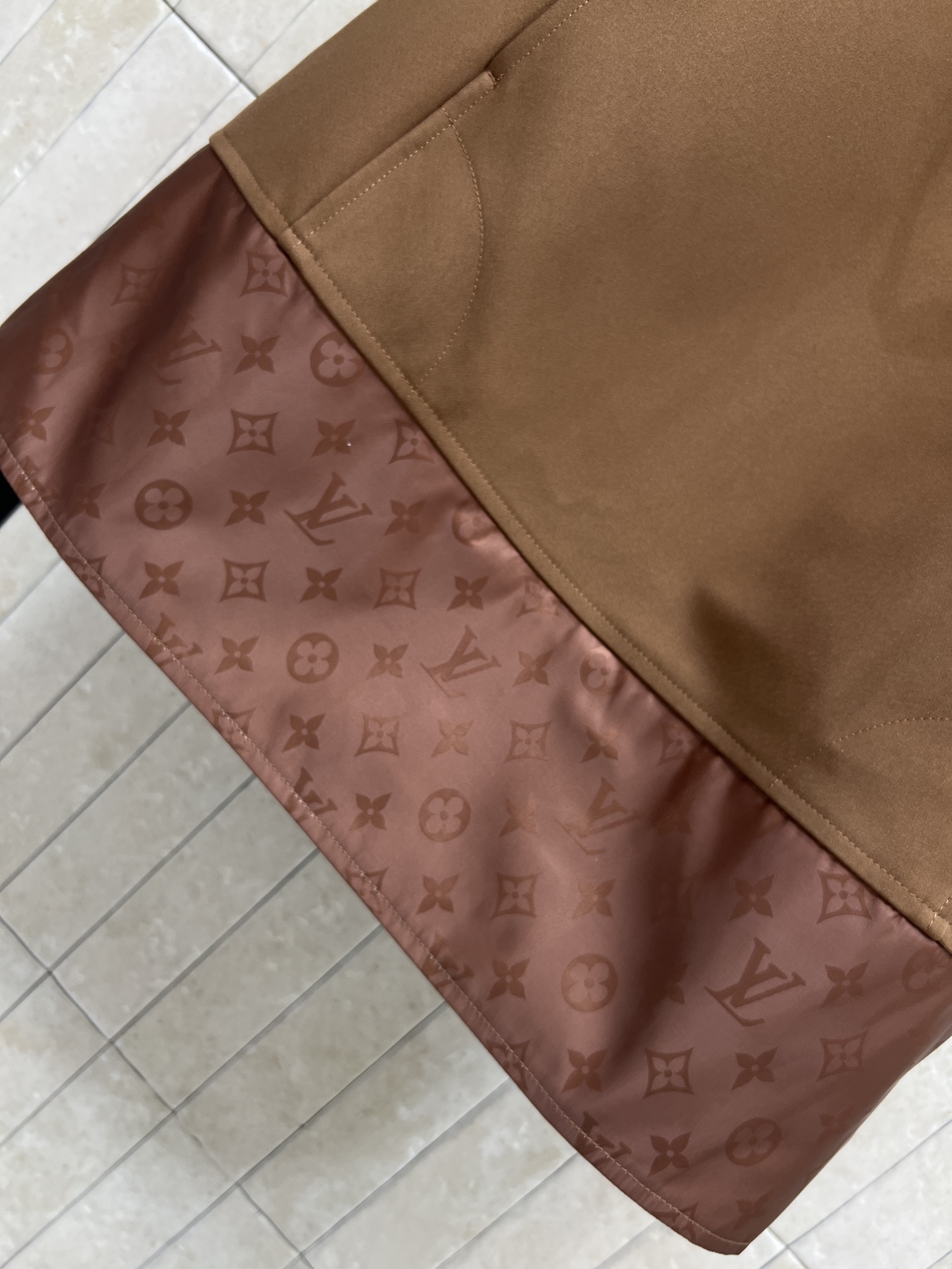 L家 26春夏新款 棕色老花拼接连衣裙 圆领无袖设计 拼接经典Monogram老花 酷帅感拉满 精致有型