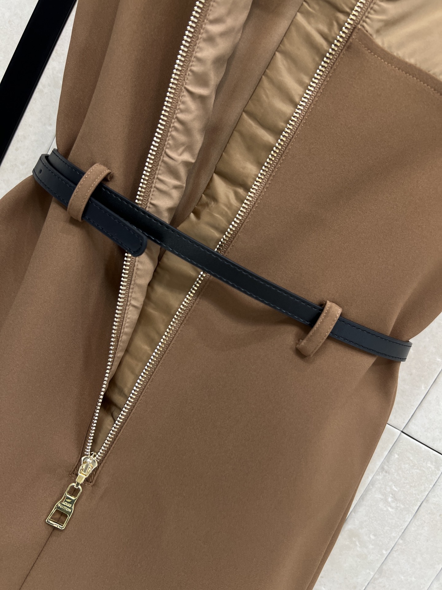 L家 26春夏新款 棕色老花拼接连衣裙 圆领无袖设计 拼接经典Monogram老花 酷帅感拉满 精致有型