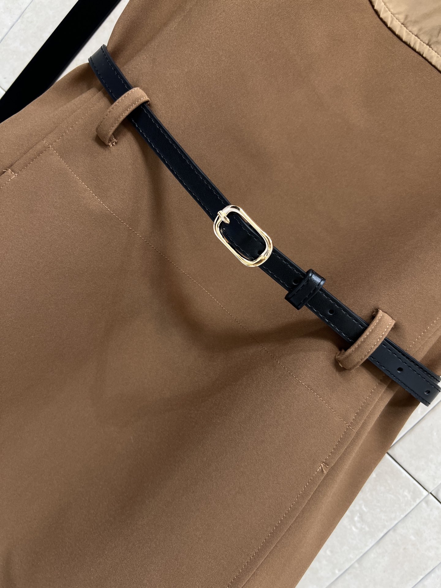 L家 26春夏新款 棕色老花拼接连衣裙 圆领无袖设计 拼接经典Monogram老花 酷帅感拉满 精致有型