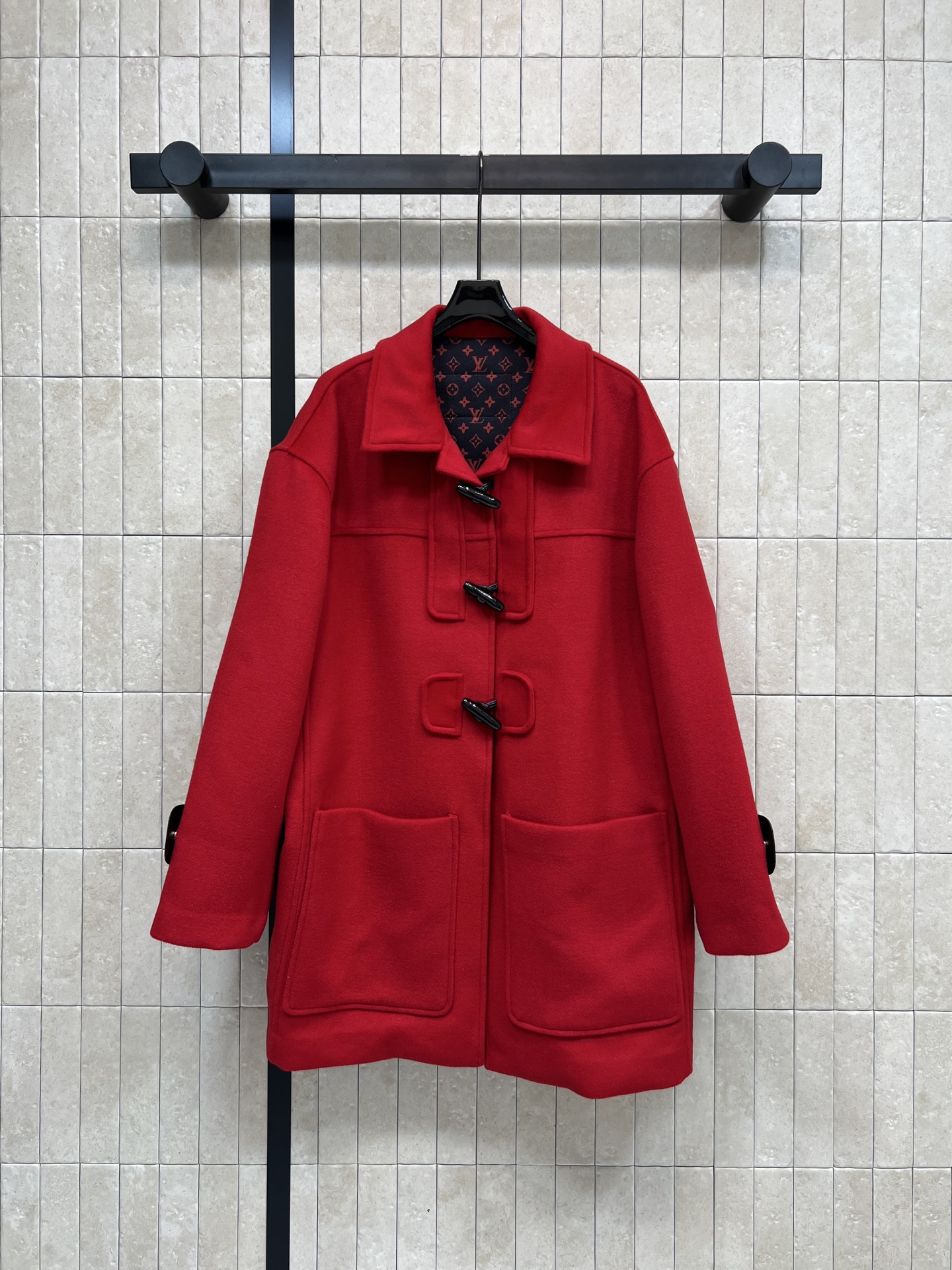 NO:732427,L's 26 early spring new style New Year's limited red horn button coat Classic logo letter horn button design + true red color Full of festive atmosphere Thick wool blended fabric Warmth online Loose cocoon-shaped tailoring is super slim and super body-friendly Lining is LV presbyopia Full details High-quality texture Can be easily used for daily commuting and holiday parties Works great with jeans or dresses Practical and fashionable A must-have fashion item for the New Year!  Four sizes in one color Size/S-M-L- XL,,louis vuitton,louis vuitton,skirts,jeans,19860909L家 26早春新款 新年限定红色牛角扣大衣 经典logo字母牛角扣设计+正红色调 节日氛围感拉满 厚实羊毛混纺面料 保暖力在线 宽松茧型剪裁超显瘦 对身材超友好 内衬是LV老花 细节满分 质感高级 日常通勤、节日聚会都能轻松驾驭 搭配牛仔裤或连衣裙都很出彩 实用又时髦 新年必入的时尚单品！一色四码 Size/S-M-L- XL,,louis vuitton,louis vuitton,skirts,jeans,,Women's clothing