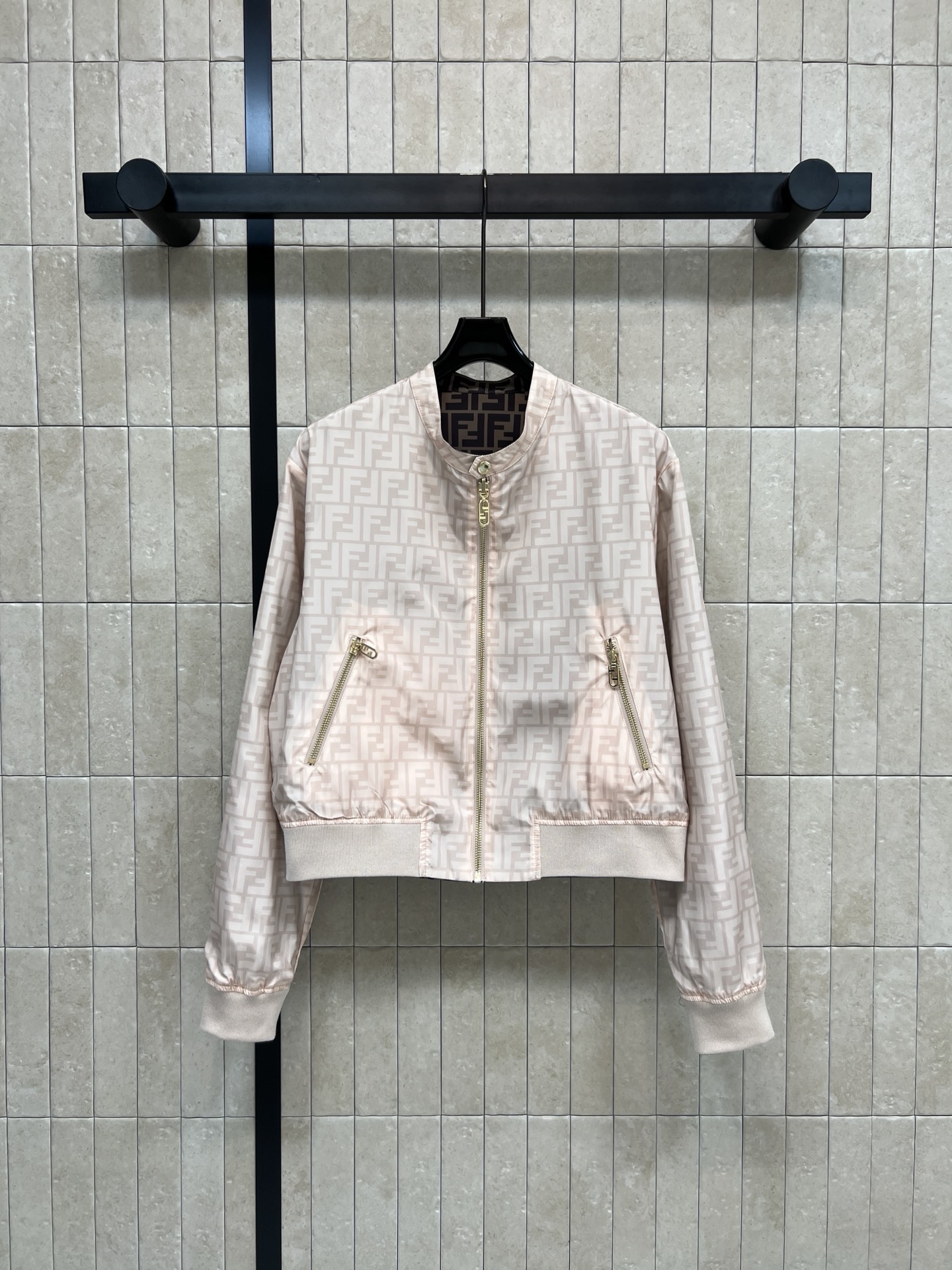 NO:733051,FD Home 26 early spring new style FF printed double-sided bomber jacket, classic FF pattern, double-sided design, metal zipper design, fashionable and practical!  Short cut. Paired with high-waisted pants or skirts to show your body proportions. Just perfect for spring and autumn. FF print is highly recognizable. Easily create a luxurious casual style. Can be easily used for daily commuting and leisure. Three sizes in one color SML, dior, skirts, jackets & coats,19860909FD家 26早春新款 FF印花双面飞行员夹克 经典FF图案 双面穿设计 金属拉链设计 时尚又实用！短款剪裁 搭配高腰裤或裙装超显身材比例 春秋季节穿着刚刚好 FF印花 辨识度超高 轻松打造奢华休闲风 日常通勤、休闲都能轻松驾驭 一色三码 SML,,dior,skirts,jackets & coats,,Women's clothing