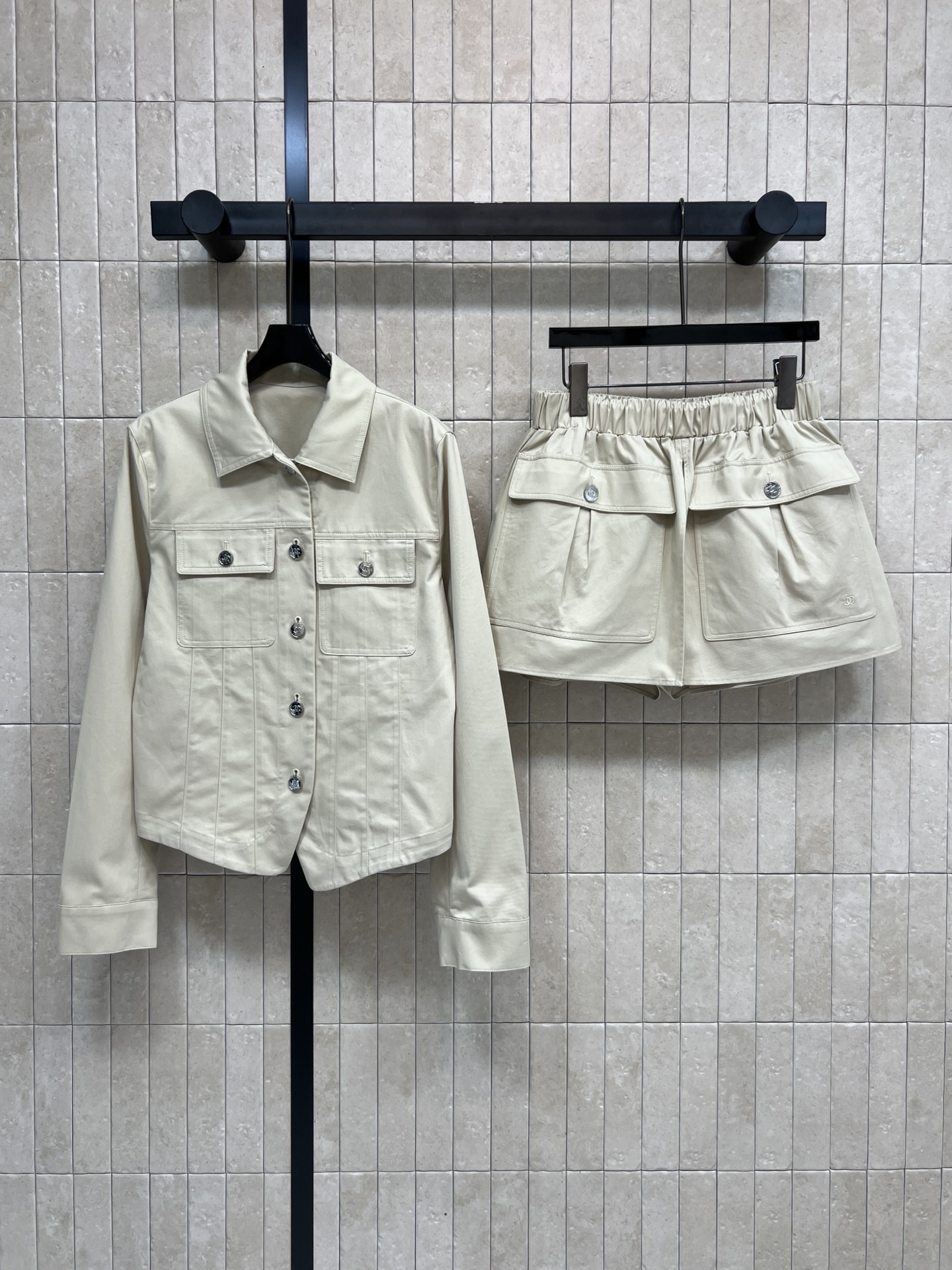 NO:733061,Tops, culottes p 26 new early spring khaki workwear suit, lapel slim jacket + paneled culottes, simple lapel + double C metal button embellishment, full of details, soft and comfortable cotton fabric, perfect for spring and autumn!  A set of upper body makes you look taller and slimmer. It is friendly to small people. The work style is practical and fashionable. It can be easily used for commuting and leisure. It is versatile and easy to match!  One color and three sizes S ML,,skirts,jackets & coats,jackets & coats,19860909上衣 裙裤p 26早春新款 卡其色工装套装 翻领修身夹克外套+搭片裤裙 简约翻领+双C金属纽扣点缀 细节感满满 棉质面料柔软舒适 春秋穿超合适！一套上身显高显瘦 小个子友好 工装风实用又时髦 通勤休闲都能轻松驾驭 百搭不挑人！一色三码S ML,,skirts,jackets & coats,jackets & coats,,Women's clothing