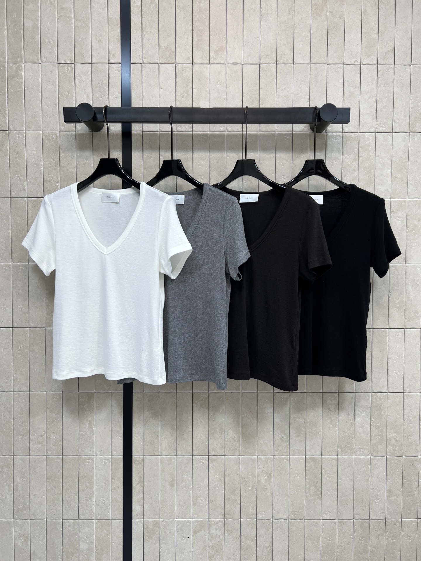 NO:734250,26 spring and summer new V-neck slub cotton T-shirt is made of slub cotton fabric, soft and breathable, super comfortable to wear in spring and summer!  The V-neck design modifies the neck line and makes you look slim and elegant. The shoulder cut + slim fit easily highlights your body curves. It can be easily used for daily commuting or leisure. It looks good with jeans or short skirts. It is simple and high-end. It is a basic wardrobe essential!  Four colors and three codes SML,,skirts,jeans,tees,t-shirt,1986090926春夏新款 V领竹节棉T恤 采用竹节棉面料 柔软透气 春夏穿超舒服！V领设计修饰颈部线条 显瘦又优雅 正肩剪裁+修身版型 轻松凸显身材曲线 日常通勤或休闲都能轻松驾驭 随便配牛仔裤、短裙都好看 简约又高级 衣橱必备基础款！四色三码 SML,,skirts,jeans,tees，t-shirt,,Women's clothing