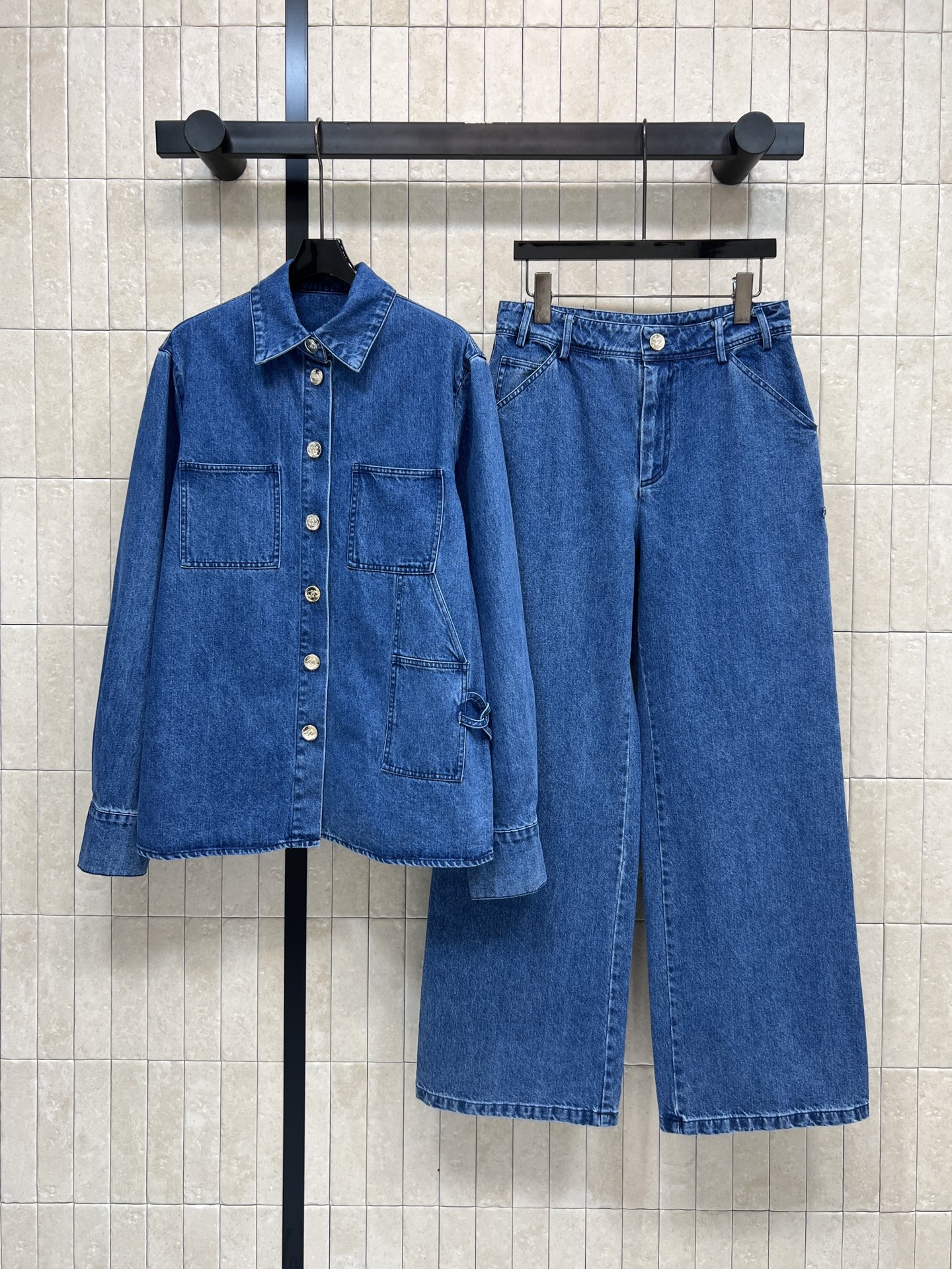 NO:734254,New styles of tops and trousers for early spring 26, retro blue denim suit, lapel shirt jacket + high-waisted wide-leg overalls, retro blue washed fabric, high-waisted straight design, loose silhouette, super long legs, pear-shaped figure friendly!  The fabric is soft and drapey. It can be easily used for daily commuting and leisure. The upper body is full of retro feeling. It is very suitable for spring and autumn ~ one color and three sizes S ML,, jackets & coats, shirts,19860909上衣长裤26早春新款 复古蓝色牛仔套装 翻领衬衫外套 +高腰阔腿工装裤 复古蓝色水洗面料 高腰直筒设计 宽松廓形超显腿长 梨形身材友好！面料柔软有垂感 日常通勤、休闲都能轻松驾驭 一套上身复古感满满 春秋季节穿超合适~一色三码 S ML,,jackets & coats,shirts,,Women's clothing