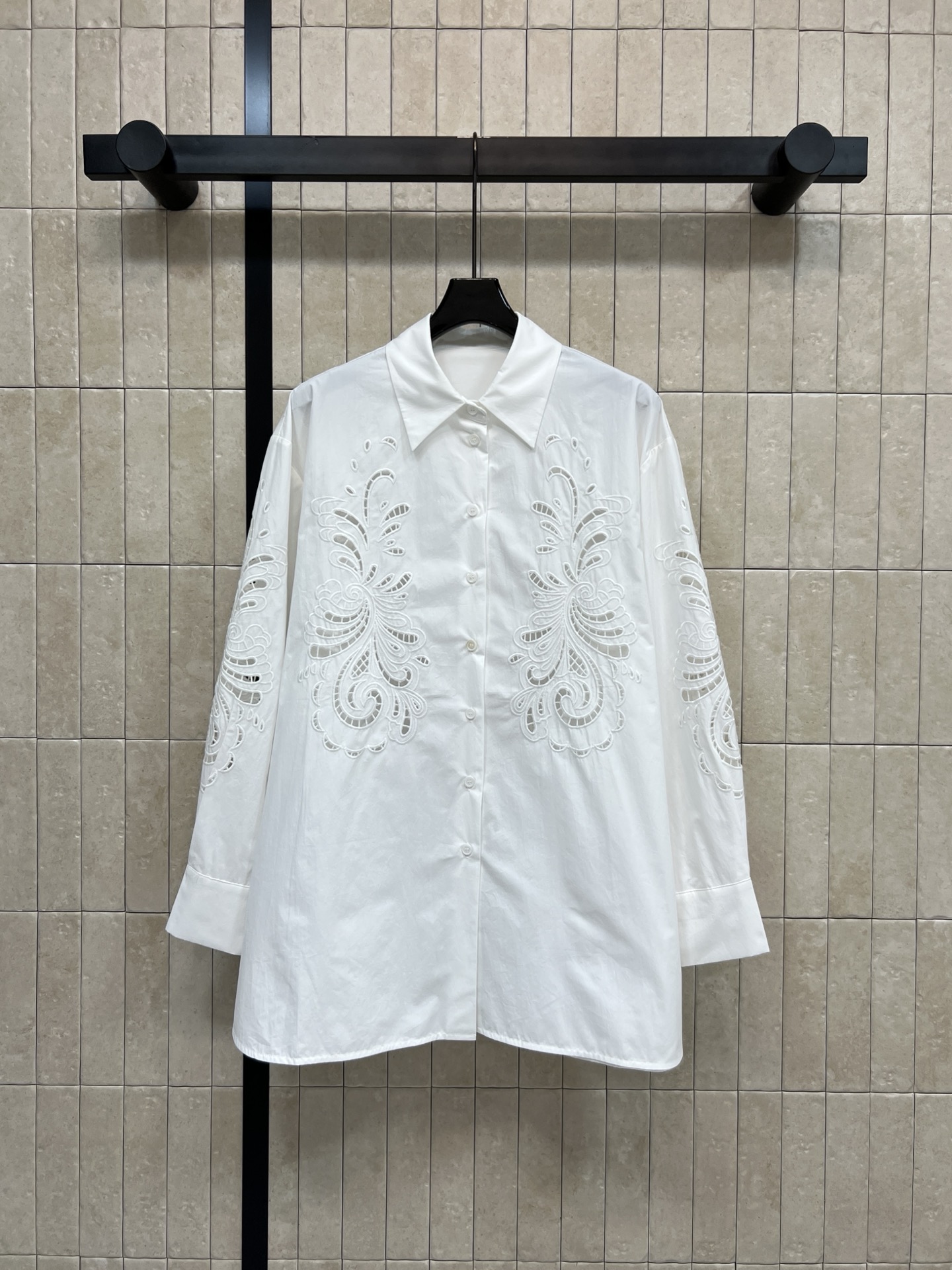 NO:735278,26 early spring new three-dimensional embroidered white shirt award. Made of linen fabric, skin-friendly and breathable, super comfortable to wear in spring and summer!  The main color is white + exquisite three-dimensional patchwork embroidery. The pattern is elegant and layered. Full details. Loose fit. It is OK to wear alone or layered. It can be easily worn for commuting, vacation, and casual style. Three sizes in one color. Size/S-M-L,,shirts,1986090926早春新款 立体刺绣白衬衫 奖 采用麻感面料 亲肤透气 春夏穿超舒服！白色主调+精致立体贴布刺绣 花纹优雅有层次 细节满分 宽松版型 单穿或叠搭都很OK 通勤、度假、轻熟风都能轻松驾驭 一色三码 Size/S-M-L,,shirts,,Women's clothing