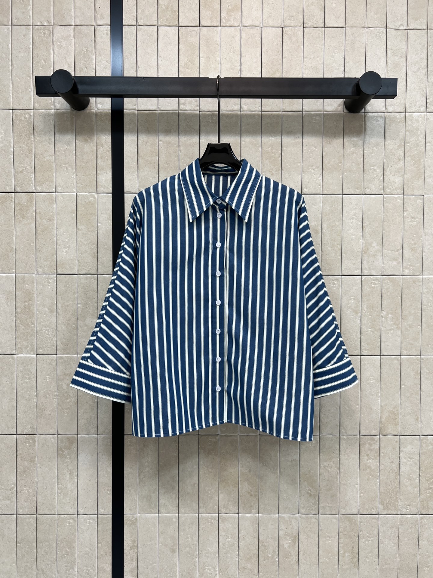 NO:735288,26 early spring new blue and white striped silhouette shirt, classic color + loose silhouette, super relaxed when worn! High-count pure cotton fabric, soft and crisp, not easy to wrinkle, easy to care for in daily life, easy to handle! Wear it alone or layered with a T-shirt. It is easy to use for commuting and leisure. A versatile tool in the wardrobe ~ one color and three sizes. Size/S-M-L, shirts, tees, t-shirt,1986090926早春新款 蓝白条纹廓形衬衫 经典配色+宽松廓形 穿起来超松弛感！高支纯棉面料 柔软又挺括 不易皱 日常打理超省心 辦识度up！单穿or叠搭T恤都很OK 通勤休闲都能轻松驾驭 衣柜里的百搭神器~一色三码 Size/S-M-L,,shirts,tees，t-shirt,,Women's clothing