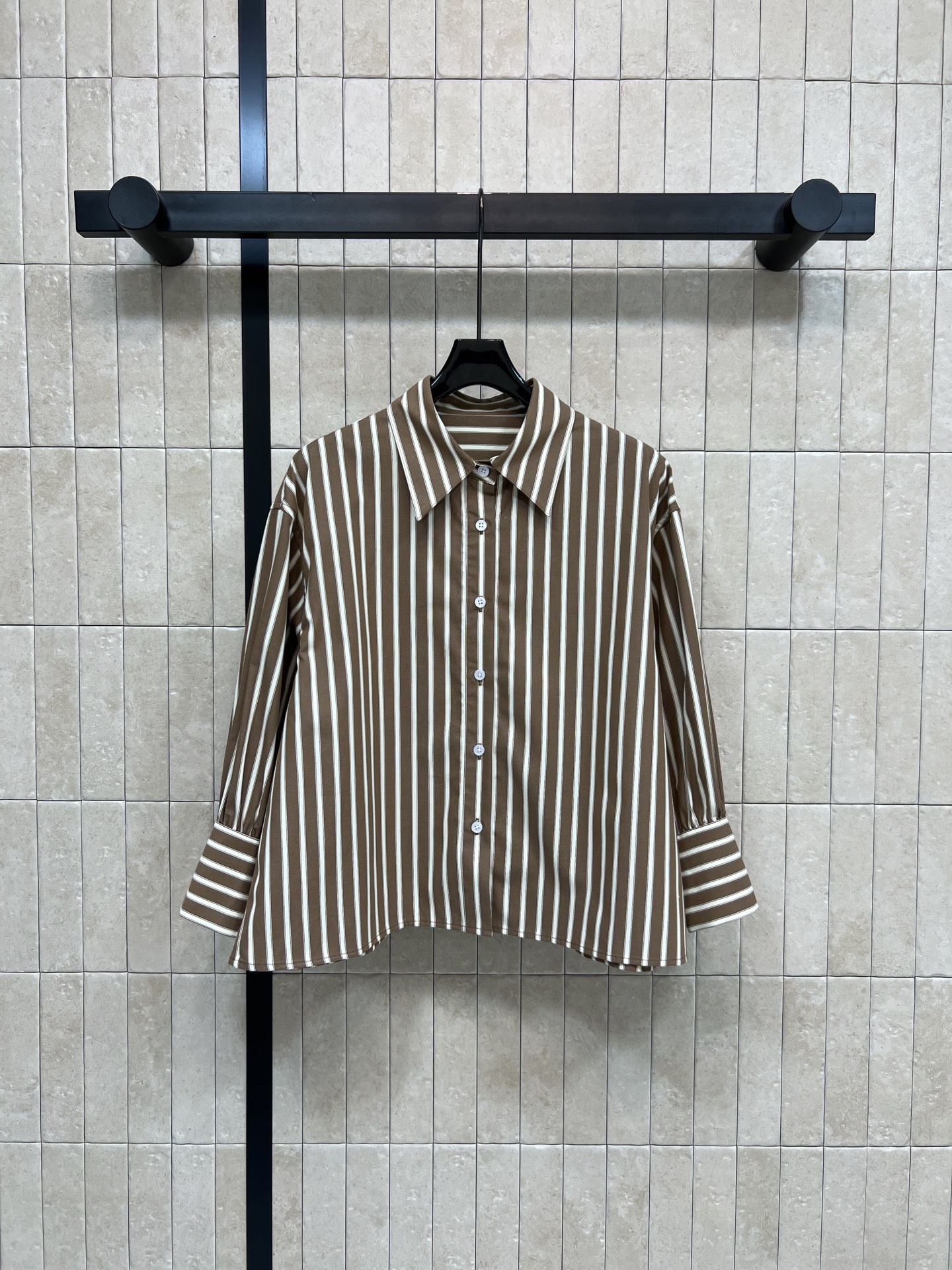 NO:735293,26 new style for early spring. Coffee color striped short shirt. Classic vertical stripe design. Coffee color and white combination. Simple retro and versatile. Pure cotton material. Skin-friendly and breathable. Super comfortable to wear in early spring. Loose fit + small lapel. Easy to manage for commuting and leisure. The stripe element has perfect visual layering. It goes well with jeans or trousers. Easily switch between multiple styles. Coffee color is very suitable for autumn and winter. Warm and advanced. Three sizes in one color. Size/S-M-L,,jeans,shirts,1986090926早春新款 咖色条纹短款衬衫 经典竖条纹设计 咖色与白色搭配 简约复古又百搭 纯棉材质 亲肤透气 早春季节穿着超舒适 宽松版型+小翻领 通勤休闲都能轻松驾驭 条纹元素视觉层次感满分 搭配牛仔裤或西裤都很出彩 轻松切换多种风格 咖色调超适合秋冬 温暖又高级一色三码 Size/S-M-L,,jeans,shirts,,Women's clothing