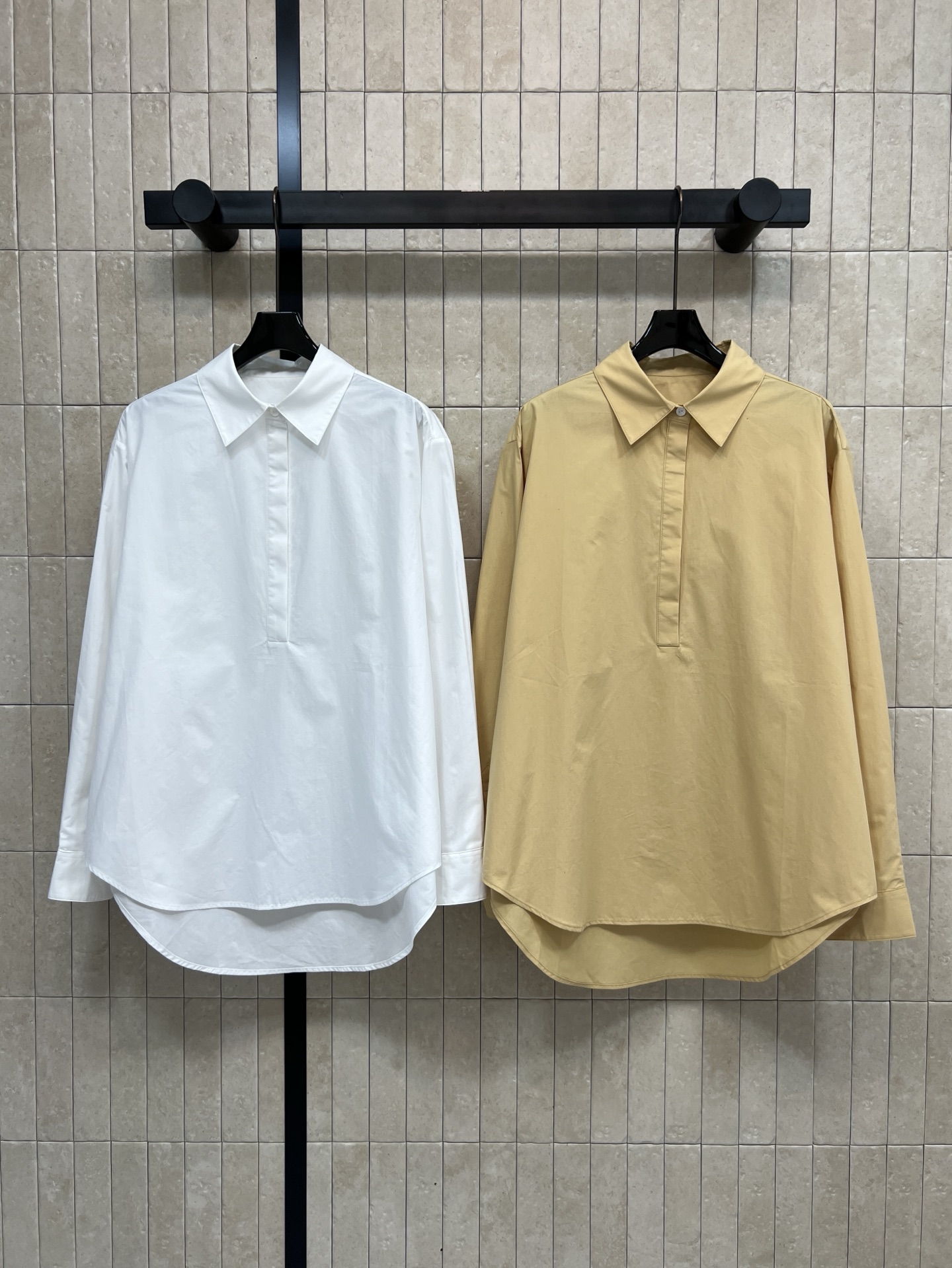 NO:735298,New style for early spring 26. Simple style lapel long-sleeved shirt. Classic pointed collar. Half-breasted design. The details are super textured. Loose fit. It is OK to wear alone in spring and autumn or layered in autumn and winter. It can easily cope with various occasions. It is versatile and can be used for commuting, casual and formal. It is a basic wardrobe essential!  Two colors and three sizes Size/0-2-4,,shirts,1986090926早春新款 简约风翻领长袖衬衫 经典小尖领 半排扣设计 细节超有质感 宽松版型 春秋单穿、秋冬叠穿都OK 轻松应对各种场合 百搭属性,通勤、休闲、正式都能hold住 衣橱必备基础款！两色三码 Size/0-2-4,,shirts,,Women's clothing