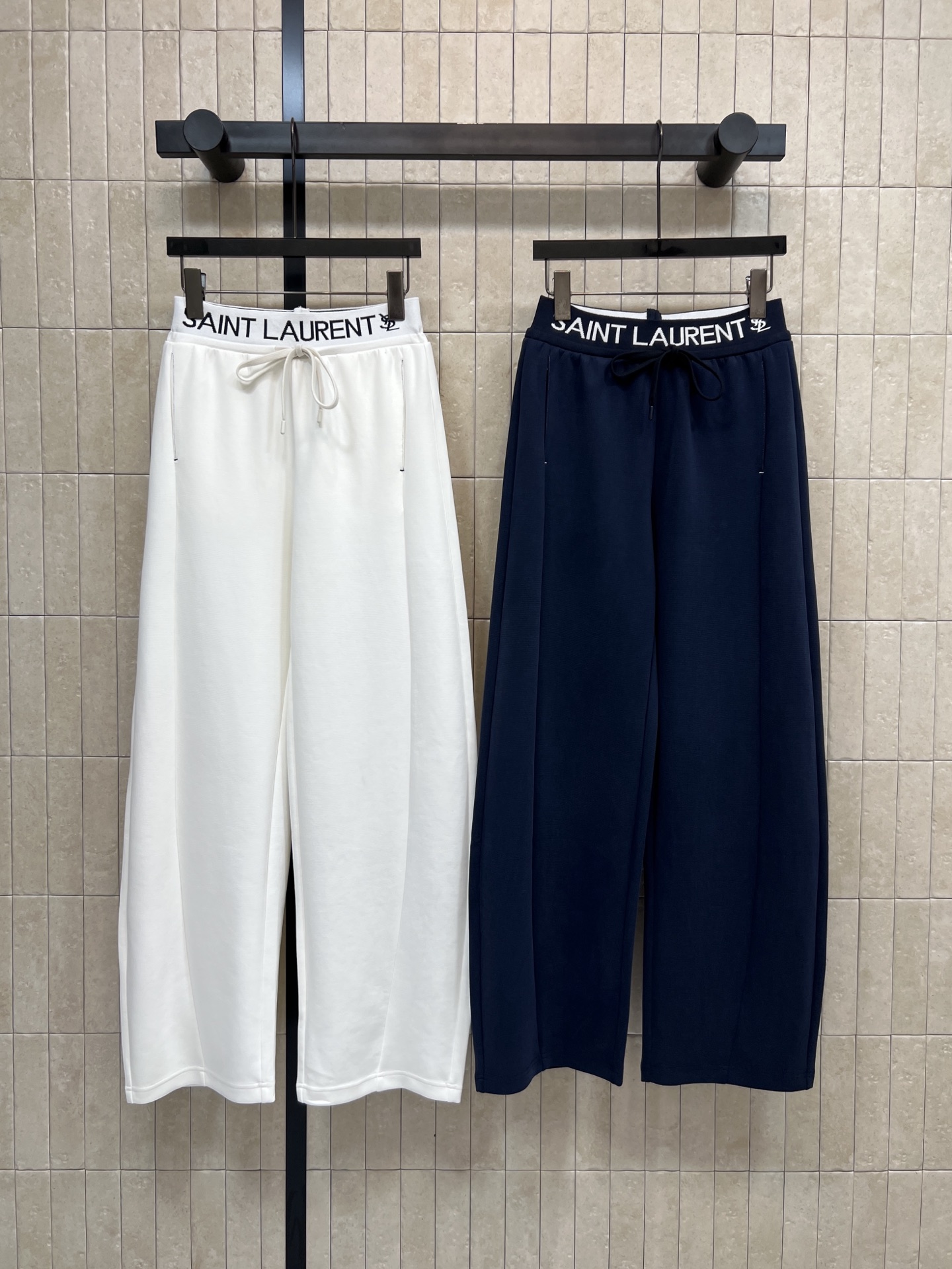 NO:735257,YSL's new 26 early spring logo elastic waist wide-leg sweatpants, high waist elastic + drawstring design, comfortable and practical!  The fabric has a great drape. The loose wide-leg version modifies the leg shape and makes you look slimmer and taller. The elastic waist with contrasting logo letters on the waist is very recognizable. It is simple and fashionable. It can be easily worn in daily casual or sports style. It looks good with any tops of different colors. It is easy to get a high-end look!  Two colors and three sizes Size/S-M-L,,saint laurent,louis vuitton,19860909YSL家 26早春新款 logo松紧腰阔腿卫裤 高腰松紧+抽绳设计 舒适又实用！面料垂感超赞 宽松阔腿版型修饰腿型 显瘦显高 腰部撞色logo字母松紧腰超有辨识度 简约时髦 日常休闲或运动风都能轻松驾驭 随便配深浅上衣都好看 轻松get高级感穿搭！两色三码 Size/S-M-L,,saint laurent,louis vuitton,,Women's clothing