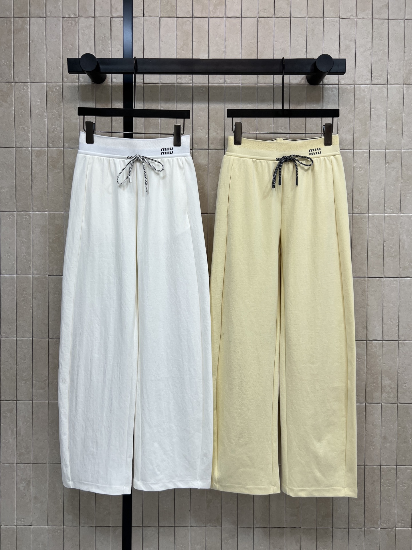 NO:735264,MIU's 26 early spring new style elastic high-waisted Tencel wide-leg pants are made of high-quality fabrics, breathable and comfortable, perfect for spring and summer!  Elastic waist + drawstring design allows you to adjust it as you like. It is comfortable to wear without being restrictive. Loose straight wide-leg version can modify the leg shape. Easily create a lazy minimalist style. Light color is versatile. It can be easily used for commuting, vacation and daily life. It looks great with shirts or knitted tops. It is easy to get a high-end look. Two colors and three sizes. Size/S-M-L,,miumiu,shirts,19860909MIU家 26早春新款 松紧高腰天丝阔腿裤 采用高品质面料 透气又舒适 春夏穿超合适！松紧腰+抽绳设计 随心调节 穿着自在不勒人 宽松直筒阔腿版型 修饰腿型 轻松打造慵懒极简风 浅色系百搭 通勤、度假、日常都能轻松驾驭 搭配衬衫或针织上衣都很出彩 轻松get高级感穿搭两色三码 Size/S-M-L,,miumiu,shirts,,Women's clothing