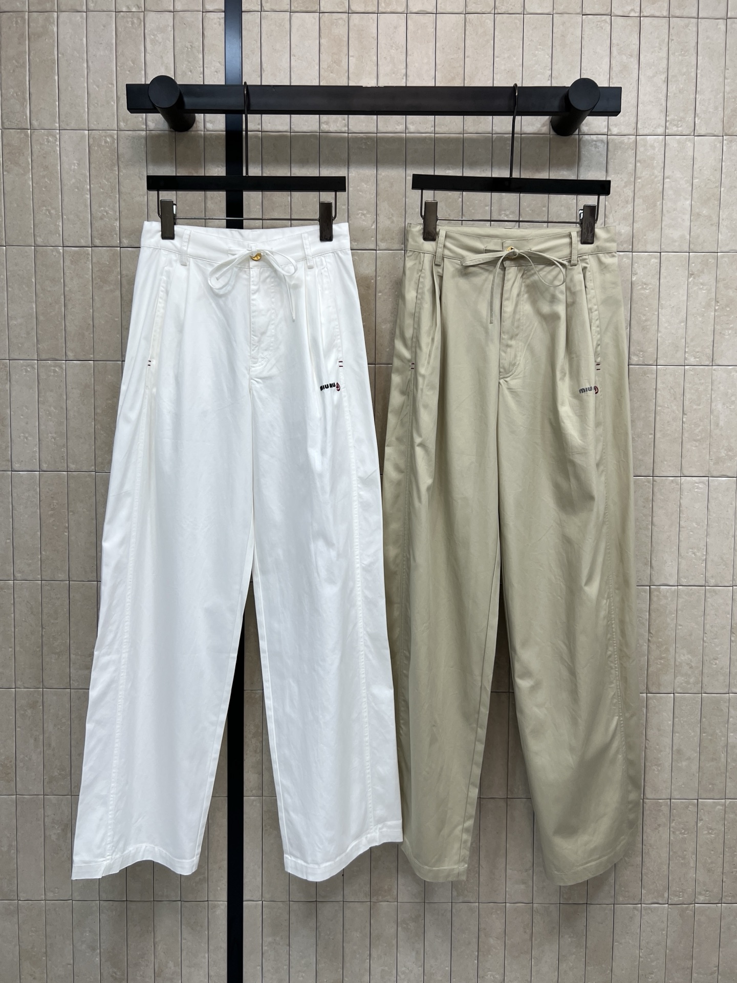 NO:735275,MIU's new 26 early spring style high-waist Tencel drapey wide-leg pants are made of light and thin Tencel fabric and have perfect drape. They are super comfortable to wear in spring and summer!  The high waist + drawstring design modifies the waistline and is flexible. The loose straight fit is slim and versatile. The pants are simple and have small embroidery of classic logo letters. Full of details ~ can be easily controlled for commuting, leisure, and dating. It is ok to match with sweaters, shirts or sweaters. It is easy to get a relaxed feeling when wearing it!  Two colors and three sizes Size/S-M-L,,miumiu,hoodie,sweatshirts,shirts,19860909MIU家 26早春新款 高腰天丝垂感阔腿裤 采用轻薄天丝面料 垂坠感满分 春夏穿超舒服！高腰+抽绳设计 修饰腰线又灵活 宽松直筒版型显瘦又百搭 裤身简约 经典logo字母小刺绣 细节感拉满～通勤、休闲、约会都能轻松驾驭 搭配针织衫、衬衫或卫衣都很ok 轻松get松弛感穿搭！两色三码 Size/S-M-L,,miumiu,hoodie,sweatshirts,shirts,,Women's clothing