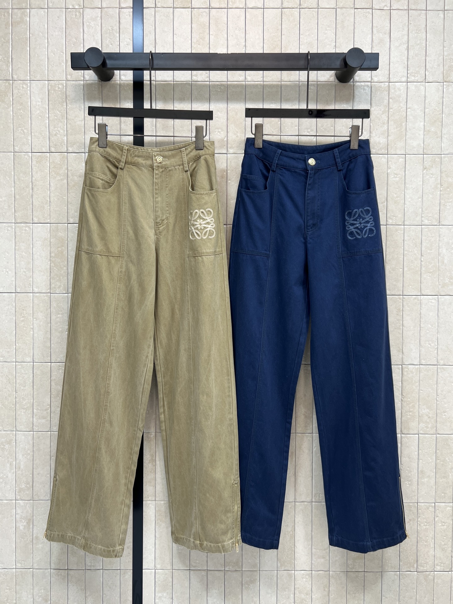 NO:735284,LW Home 26 early spring new style high-waisted wide-leg pants, high-waisted straight-leg design, soft and comfortable cotton fabric, super friendly for daily wear, brand embroidery on the left pocket, perfect for recognition!  Loose fit makes your legs slimmer and flatters your legs. Khaki and dark blue are super versatile. Easily matched with various tops. Retro casual style getV. Two colors and three sizes. Size/S-M-L,,19860909LW家 26早春新款 高腰阔腿裤 高腰直筒设计 棉质面料柔软舒适 日常穿搭超友好 左侧口袋有品牌刺绣 辨识度满分！宽松版型显瘦又修饰腿型 卡其色 深蓝色超百搭 轻松搭配各种上衣 复古休闲风getV 两色三码 Size/S-M-L,,,Women's clothing