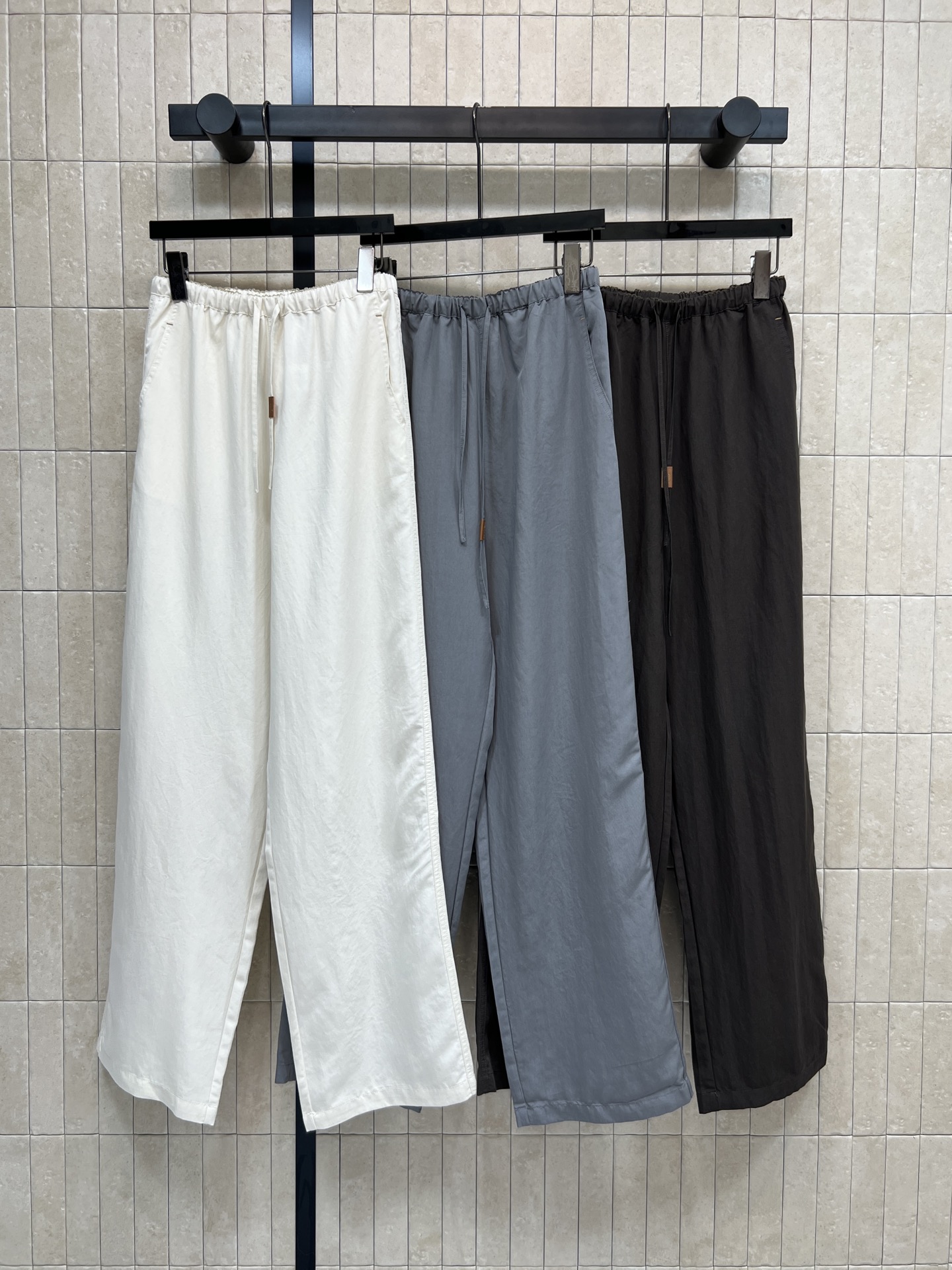 NO:735294,LW’s 26 early spring new style high-waist drawstring straight casual pants, perfect for spring and summer!  Elastic waist + drawstring design can be adjusted as desired, suitable for various body types. Straight and loose fit, modified leg shape, large space for movement, easy to control for daily commuting and leisure. White, gray and brown three-color simple and versatile T-shirts and shirts, easy to get a refreshing style. Three colors and three sizes. Size/S-M-L,, shirts, tees, t-shirt,19860909LW家 26早春新款 高腰抽绳直筒休闲裤 春夏穿超合适！松紧腰+抽绳设计 随心调节 适合各种身材 直筒宽松版型 修饰腿型 活动空间大 日常通勤、休闲都能轻松驾驭 白灰棕三色简约百搭 T恤、衬衫随意搭配 轻松get清爽穿搭风格 三色三码 Size/S-M-L,,shirts,tees，t-shirt,,Women's clothing