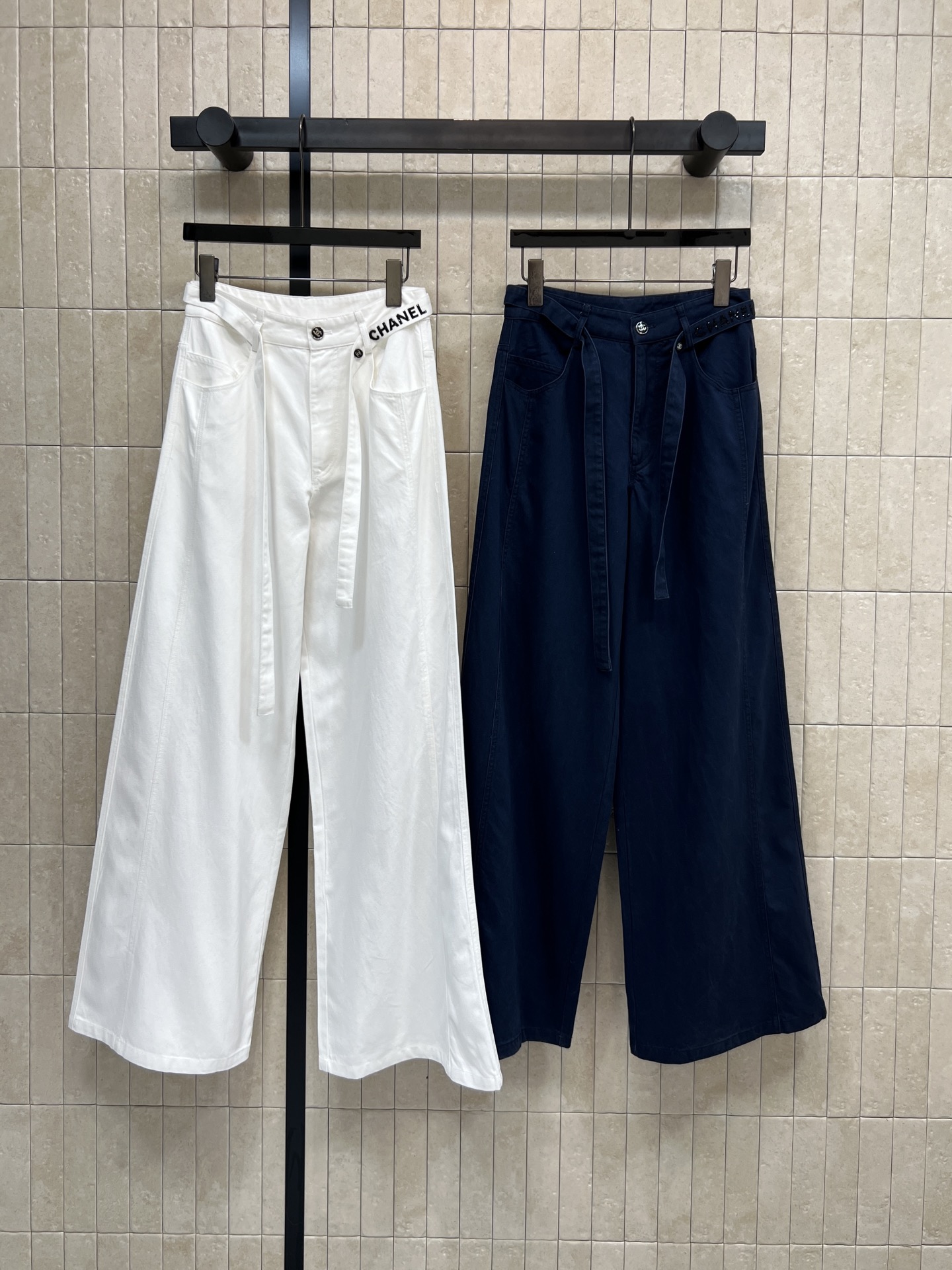 NO:735304,26 new early spring new logo embroidered belt high-waisted wide-leg pants, perfect for creating a three-dimensional silhouette!  The high-waisted logo belt is decorated with workwear aesthetics and a sense of relaxation. The trouser legs are oversized and wide. Low-key hardware accessories are embellished. Simple and avant-garde style get it!  It can be easily used for daily commuting and leisure. Pair it with a shirt or sweater for a minimalist and high-end feel~ Two colors and three sizes Size/S-M-L,,shirts,1986090926早春新款 logo刺绣腰带高腰阔腿裤 超适合打造立体廓形！高腰logo腰带装饰 工装美学和松弛感兼具 裤管超大阔摆 低调五金配件点缀 简约先锋风get！日常通勤、休闲都能轻松驾驭 搭配衬衫或针织衫 极简高级感轻松拿捏~ 两色三码 Size/S-M-L,,shirts,,Women's clothing