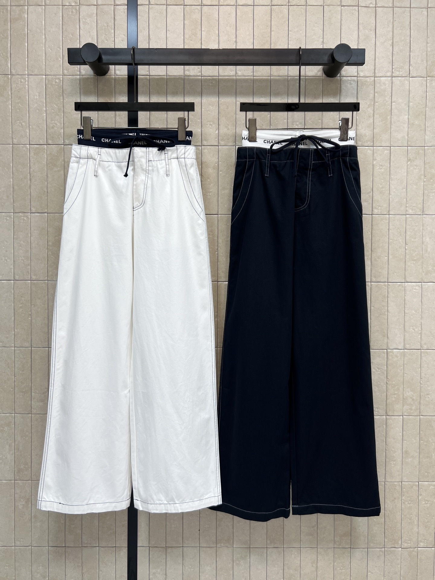 NO:735312,New style for early spring 26, double-waisted imitation denim wide-leg pants. Loose straight design. Great drape. Makes you look slimmer and taller!  The contrasting logo elastic waist and double waistband design elongates the proportions of the legs. It is friendly to pear-shaped or small people. It can be worn with any light or dark top. It can be worn for commuting, leisure, and vacation. The fabric is comfortable and breathable. It is very suitable for spring and summer. The style is also added with Tencel. The texture is more advanced and the wearing experience is perfect!  Two colors and three sizes Size/S-M-L,,1986090926早春新款 双腰仿牛仔阔腿裤 宽松直筒设计 垂感超赞 显瘦又显高！撞色logo松紧腰双腰头设计 拉长腿部比例 梨形身材或小个子都友好~随便配深浅上衣都OK 通勤、休闲、度假都能穿 面料舒适透气 春夏穿超合适 款式还加了天丝 质感更高级 穿着体验满分！两色三码 Size/S-M-L,,,Women's clothing