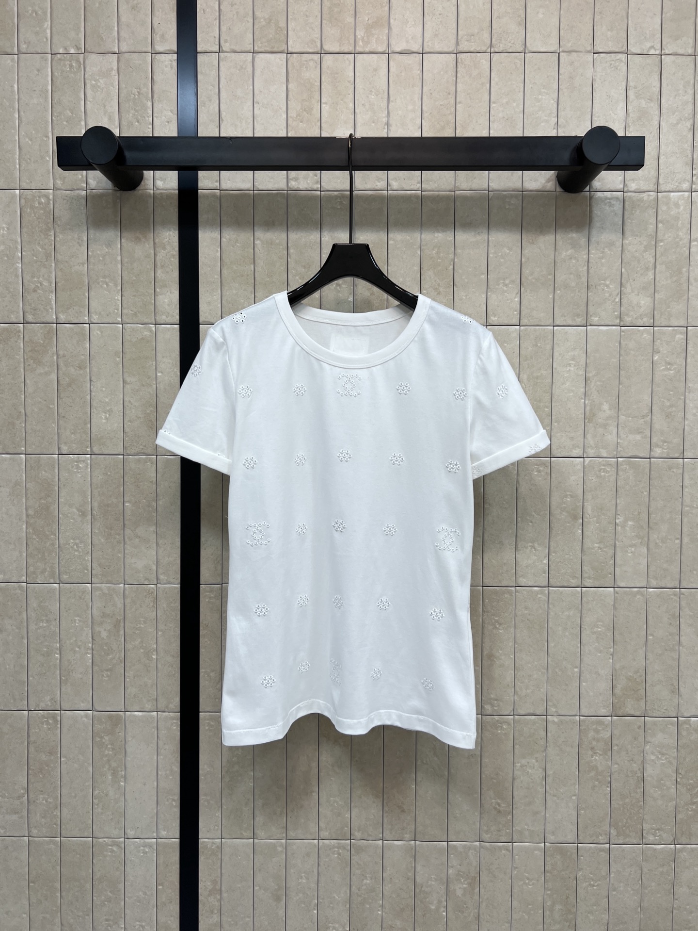 NO:735715,26 spring and summer new style. Hollow embroidered short-sleeved T-shirt. Heavy cotton material. Soft and skin-friendly. Perfect drape. Pure white background + hollow flower embroidery. Low-key embellishment of double C logo. Full French elegance. Loose short version. Highly tolerant. Can be easily used in daily life or light luxury occasions. Distressed cloth label + handwritten embroidery logo on the back. Super exquisite details. Full sense of handcraft. Three codes in one color.  Size/S-M-L,,T-shirt,tees,t-shirt,1986090926春夏新款 镂空刺绣短袖T恤 重磅棉料 柔软亲肤 垂坠感满分 纯白底色+镂空花朵刺绣 双C标识低调点缀 法式优雅气质拉满 宽松短款版型 包容性强 日常或轻奢场合都能轻松驾驭 背后做旧布标+手写刺绣logo 细节超精致 手工工艺感十足 一色三码 Size/S-M-L,,T-shirt,tees，t-shirt,,Women's clothing