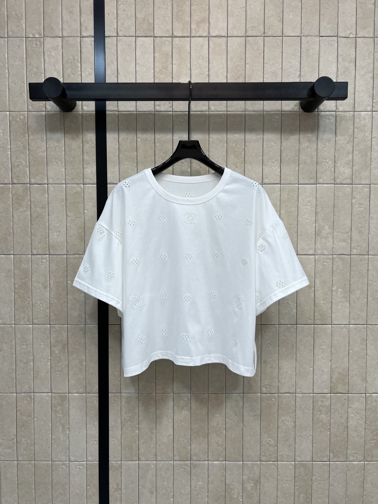 NO:735710,26 spring and summer new style, hollow embroidered short-sleeved T-shirt, heavy cotton material, soft and skin-friendly, perfect drape, loose and short design, super figure-friendly!  The body is embellished with hollow flower embroidery. The details are exquisite and the craftsmanship is full. The old cloth label + handwritten double C embroidery logo on the back is low-key and recognizable. It can be easily worn for daily commuting and leisure. Pair it with jeans or skirts. French elegance can be easily achieved in one color and three sizes. Size/S-M-L,,skirts,jeans,T-shirt,tees,t-shirt,1986090926春夏新款 镂空刺绣短款短袖T恤 重磅棉料 柔软亲肤 垂坠感满分 宽松短款设计超显身材友好！衣身点缀镂空小花刺绣 细节精致 工艺感十足 背后做旧布标+手写双C刺绣Logo 低调又有辨识度 日常通勤、休闲都能轻松驾驭 搭配牛仔裤或半裙 法式优雅轻松拿捏一色三码 Size/S-M-L,,skirts,jeans,T-shirt,tees，t-shirt,,Women's clothing