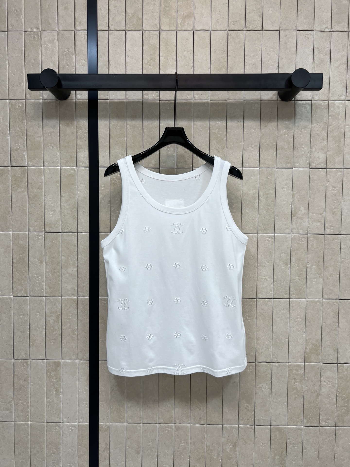 NO:736136,26 spring and summer new style hollow embroidered vest. Heavy cotton material is soft and skin-friendly. Perfect drape. Hollow flowers + double C embroidery. Distressed cloth label on the back + handwritten double C embroidery logo. Low-key and recognizable. Round neck sleeveless design. Simple and versatile. It can be worn alone or as an inner layer. Easily switch between casual or elegant styles. Can be easily controlled for daily commuting and leisure. Three sizes in one color. Size/S-M-L,,1986090926春夏新款 镂空刺绣背心 重磅棉料柔软亲肤 垂坠感满分 镂空花朵+双C刺绣 背后做旧布标+手写双C刺绣Logo 低调又有辨识度 圆领无袖设计 简约百搭 单穿or内搭都很OK 轻松切换休闲or优雅风 日常通勤、休闲都能轻松驾驭 一色三码 Size/S-M-L,,,Women's clothing